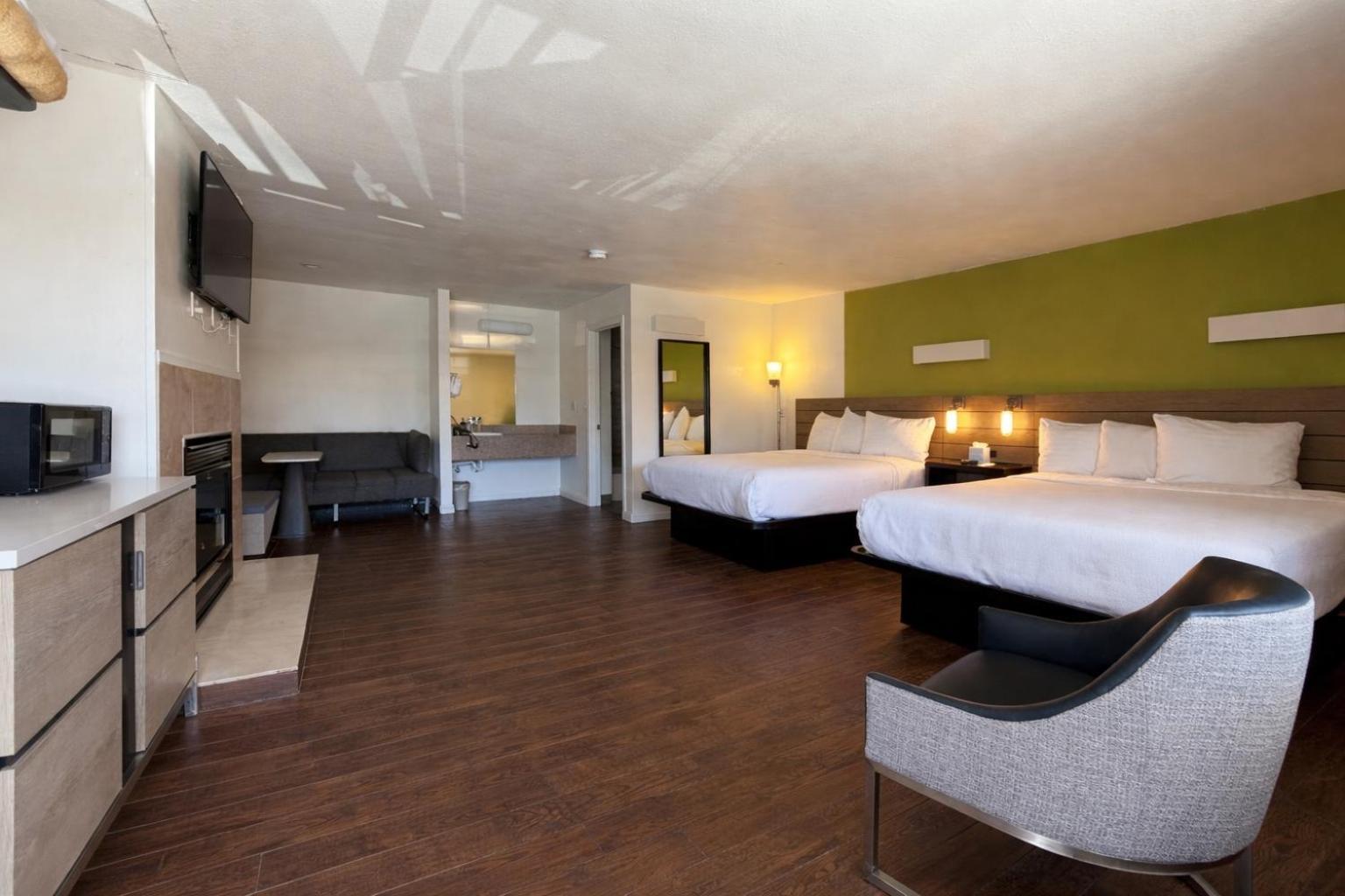 Deluxe 2 Queen Room
