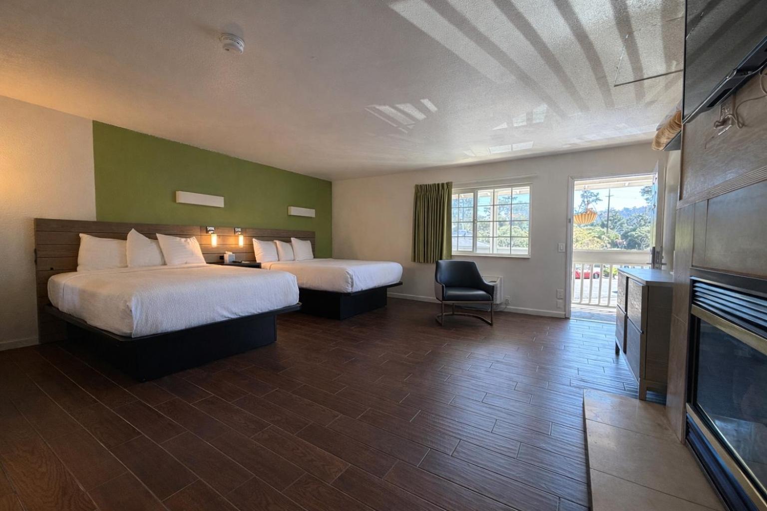 Deluxe 2 Queen Room
