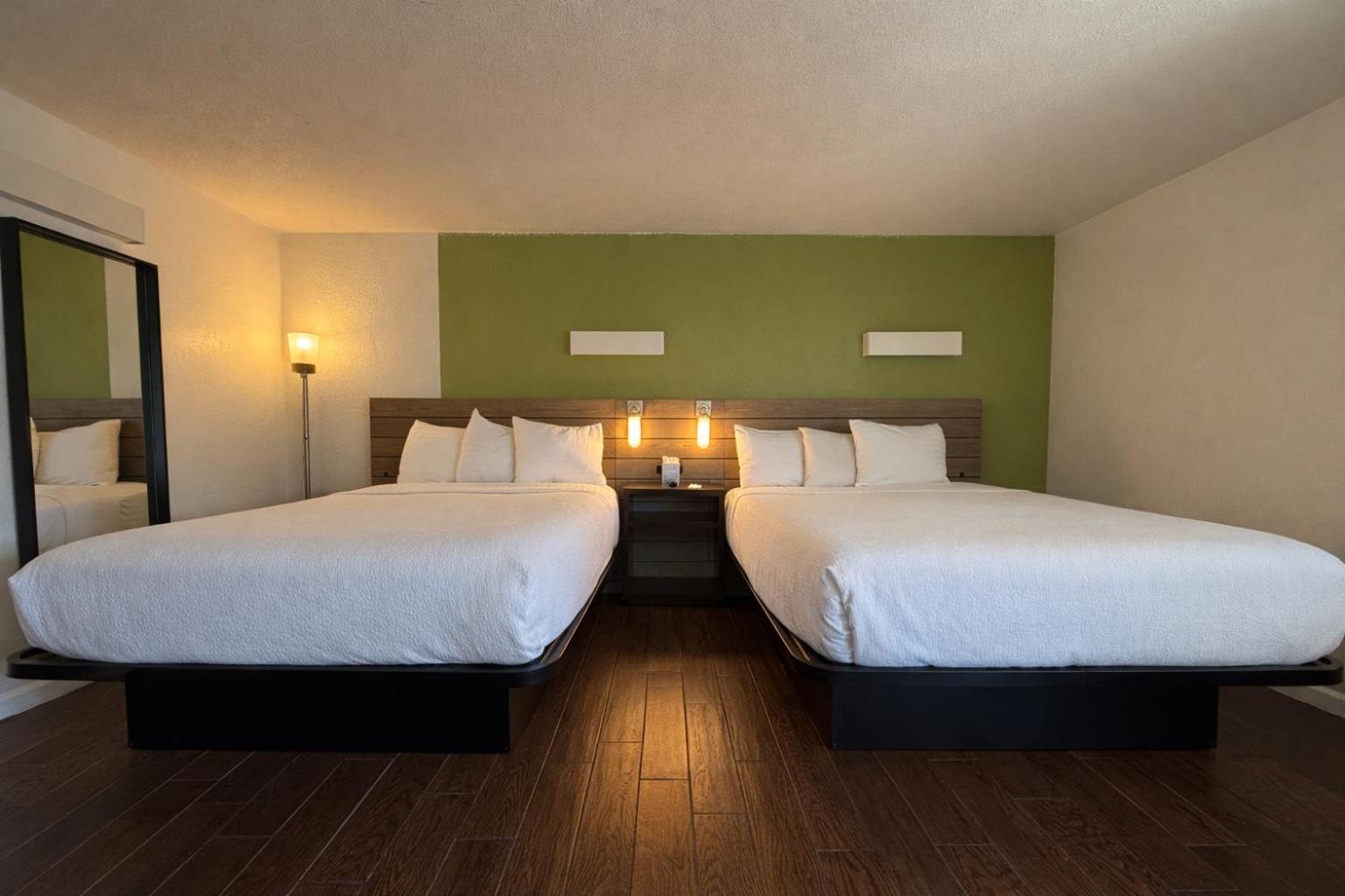 Deluxe 2 Queen Room