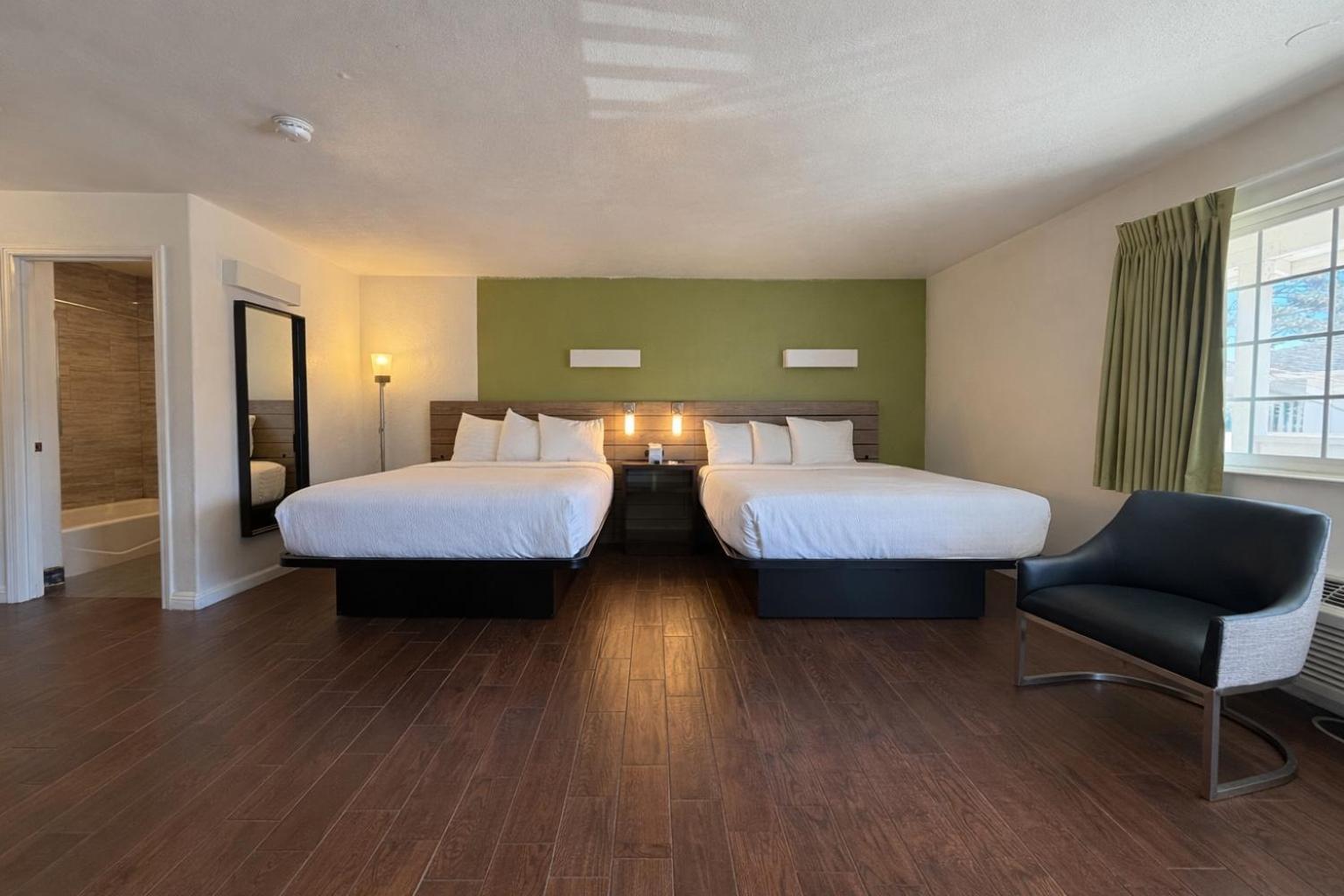 Deluxe 2 Queen Room