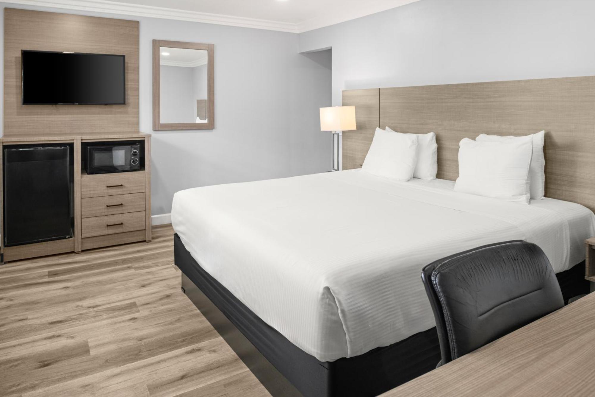Two-Bedroom Suite 1 King & 1 King