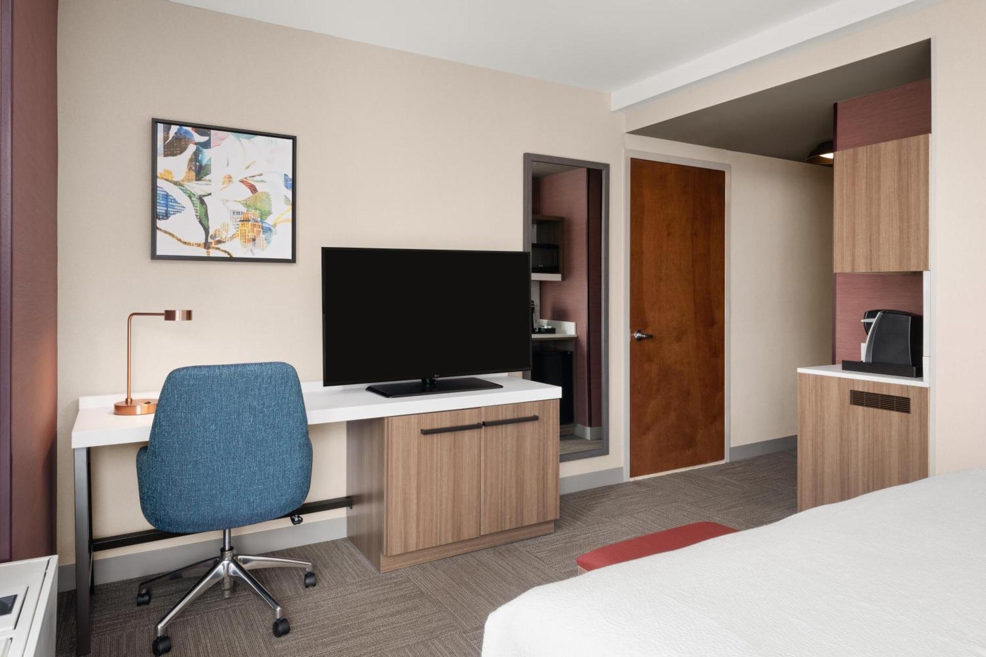 Eckzimmer mit Kingsize-Bett und Stadtblick