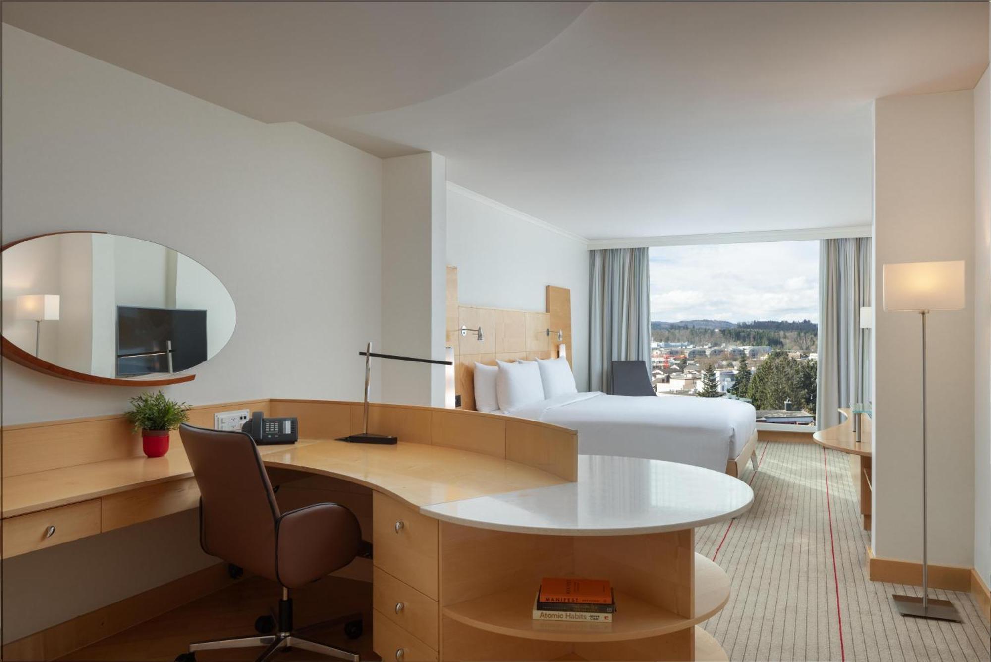 Relaxation Zimmer mit Kingsize-Bett und Zugang zur Executive Lounge