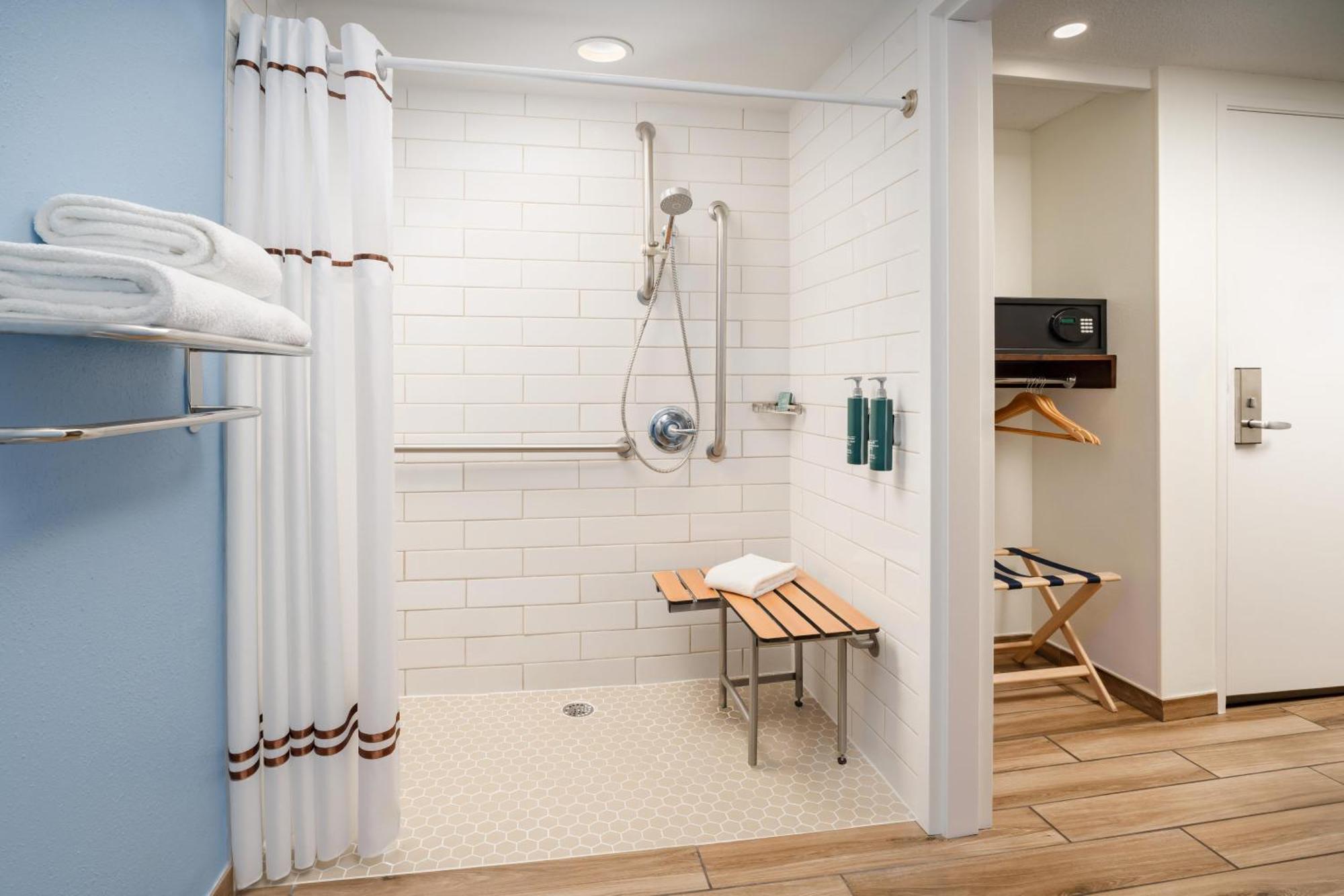 Zimmer mit Kingsize-Bett - Barrierefrei/befahrbare Dusche