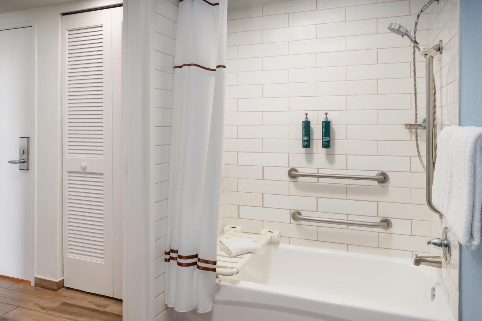 Zimmer mit Kingsize-Bett und Badewanne - für Hörgeschädigte/Nichtraucher