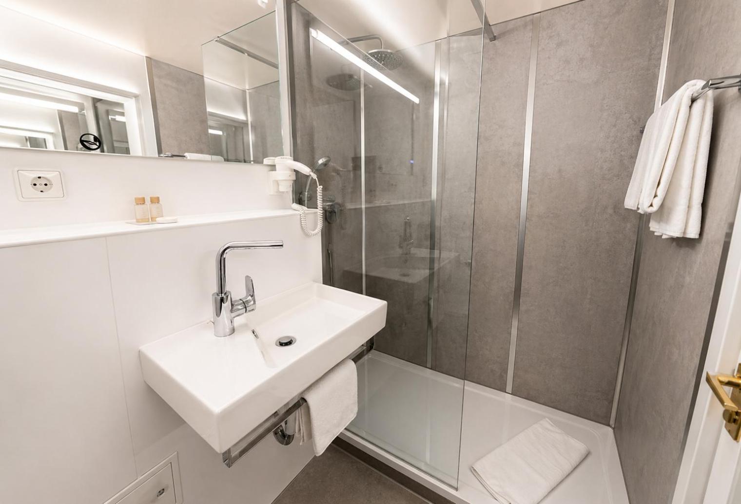 Einzelzimmer mit Dusche