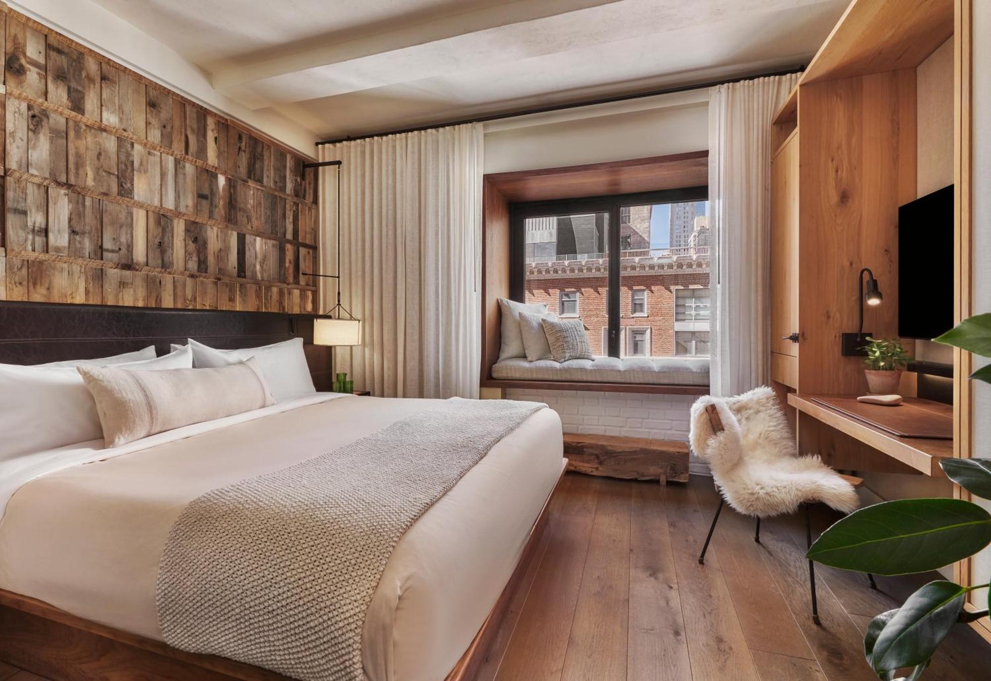 Deluxe Zimmer mit Kingsize-Bett und Stadtblick