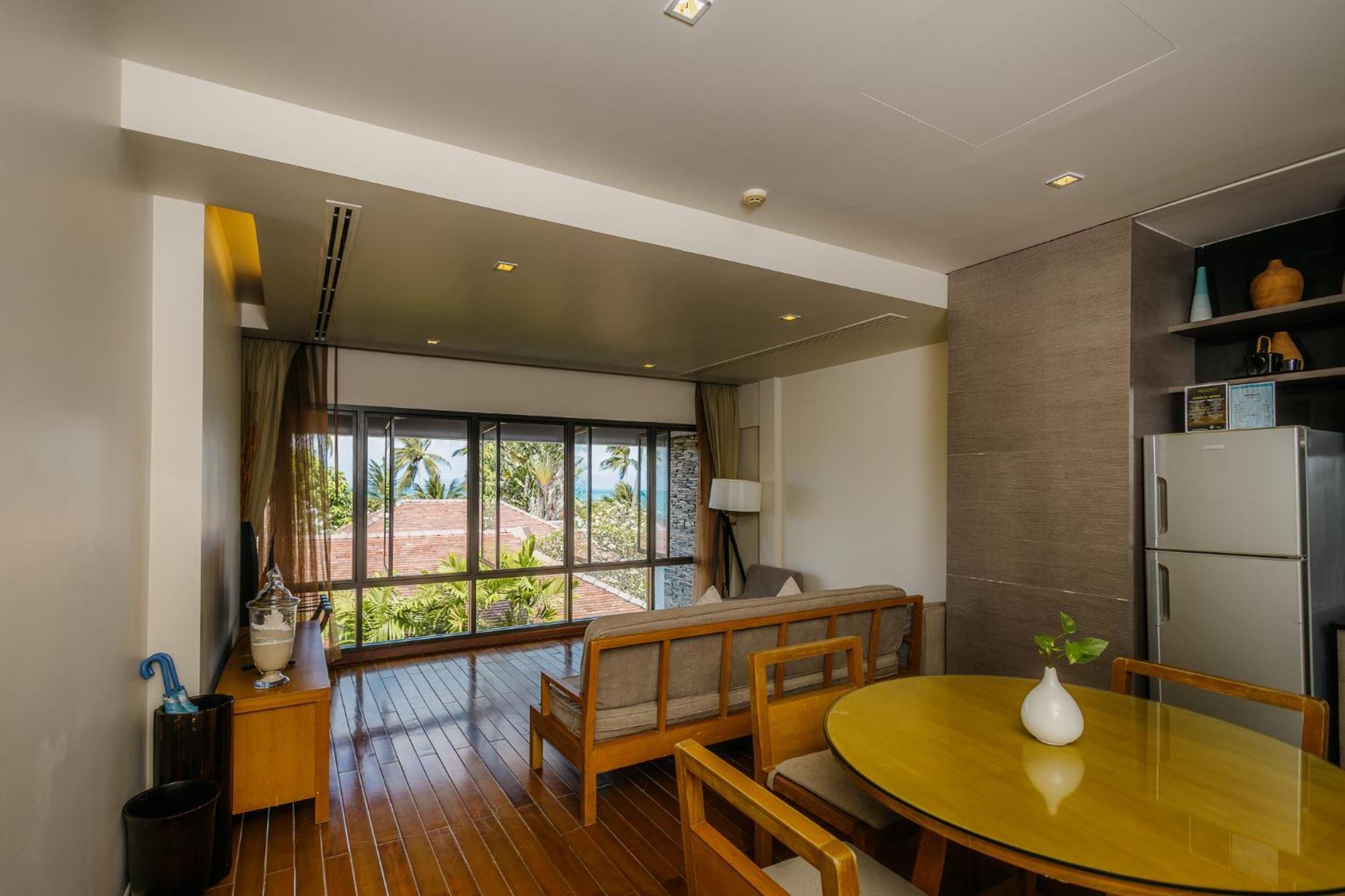 One Bedroom Deluxe Suite Sea View with free minibar