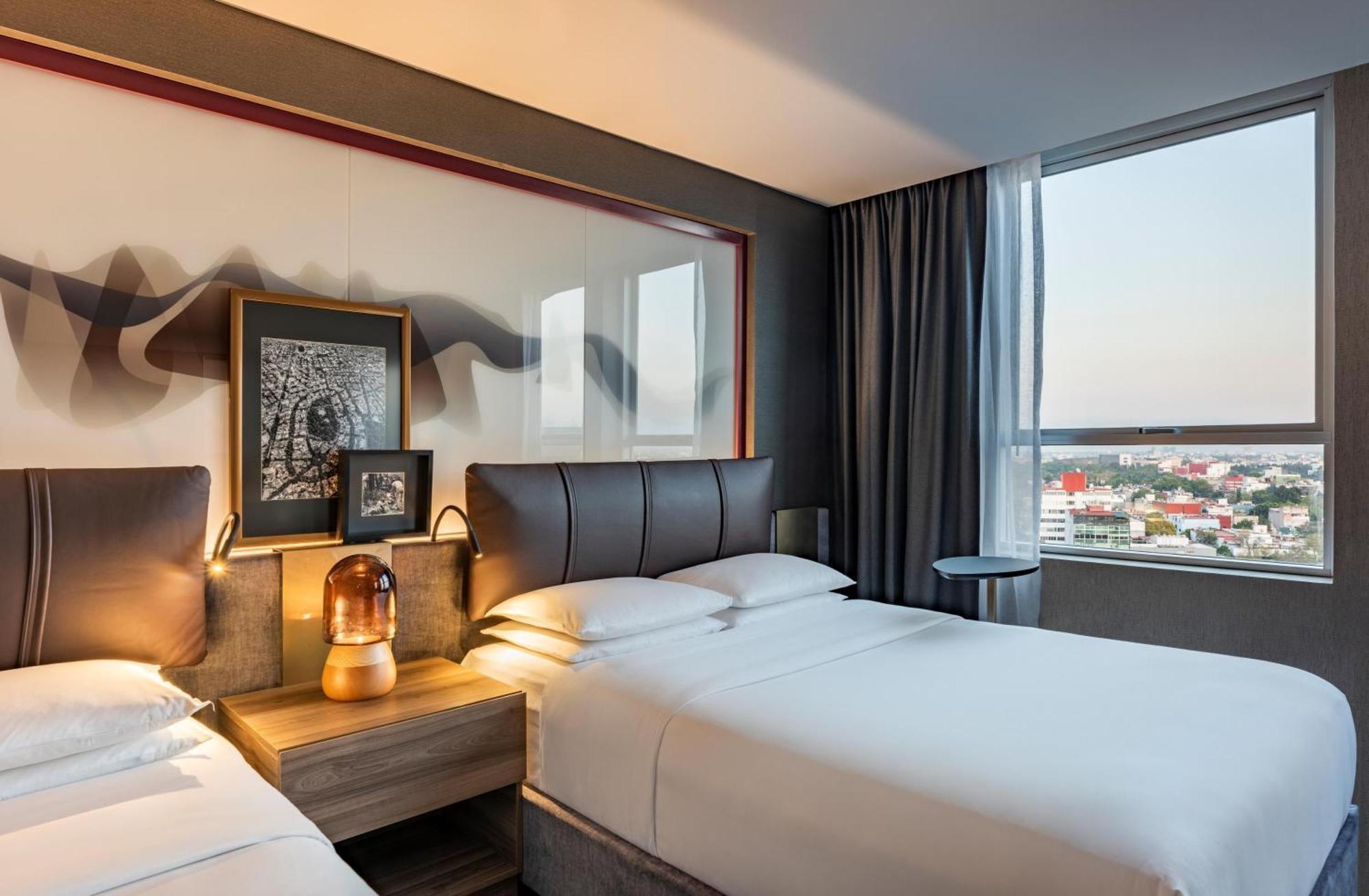Doppelzimmer mit 2 Doppelbetten und Stadtblick