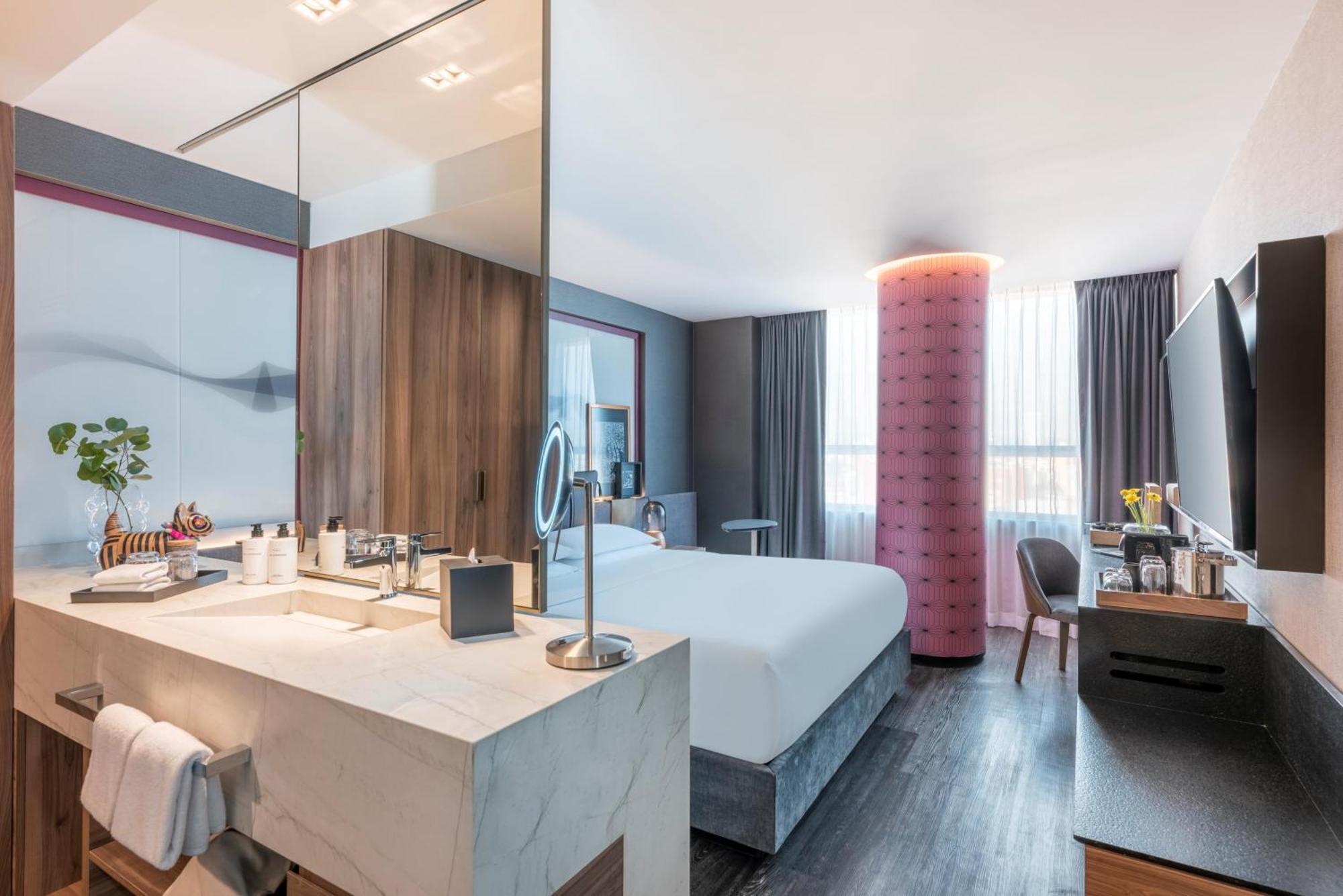 Zimmer mit Kingsize-Bett und Stadtblick