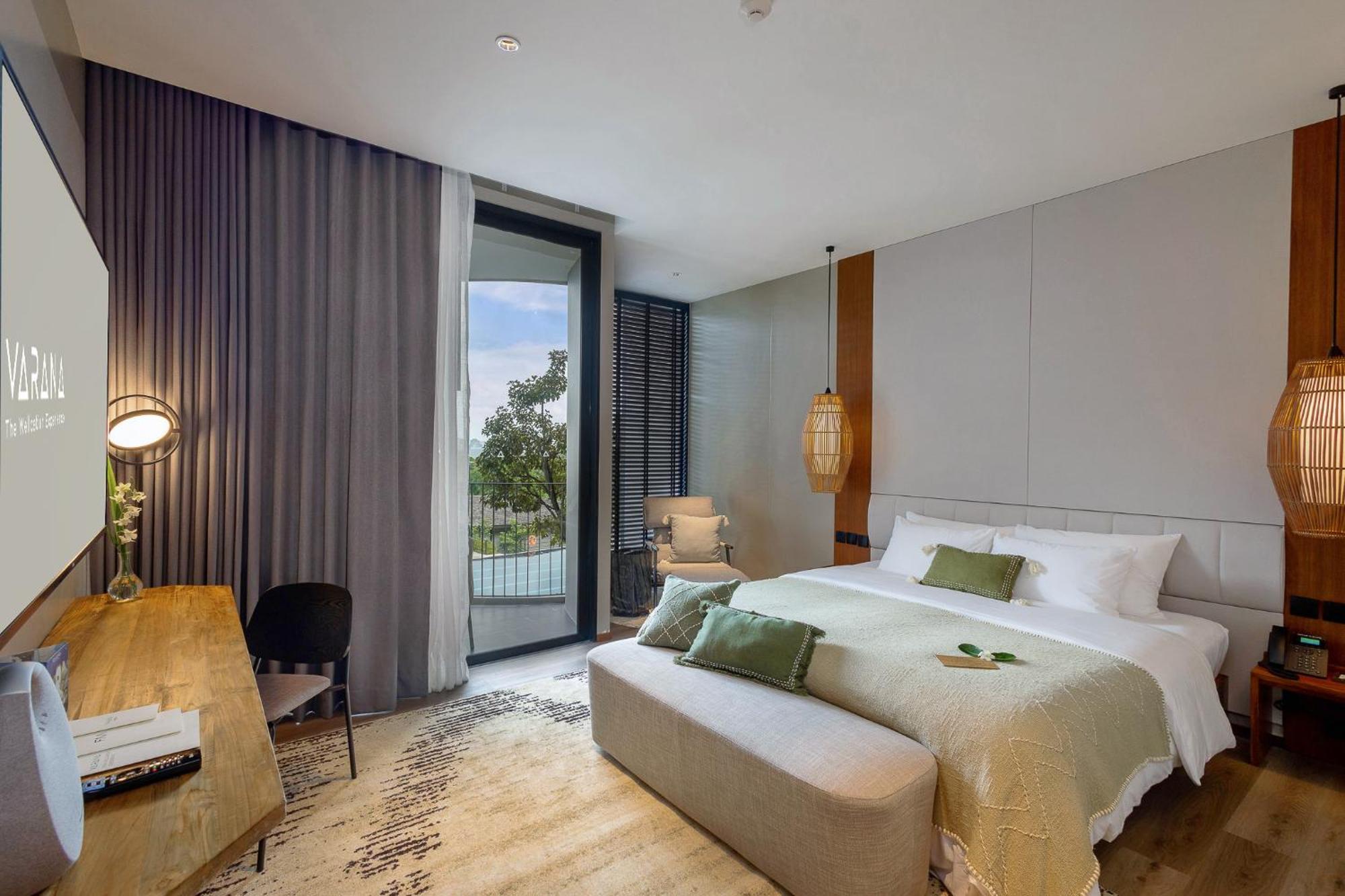 Luxe Zimmer mit Kingsize-Bett und Poolblick