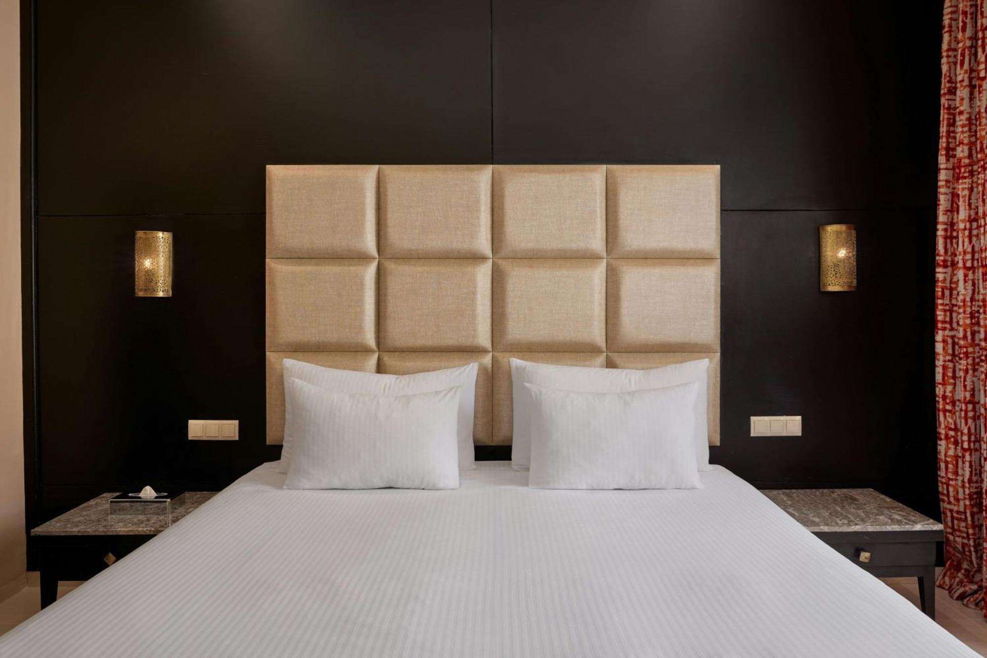 Classic Suite mit Queensize-Bett, Schlafsofa und Blick auf den Pool