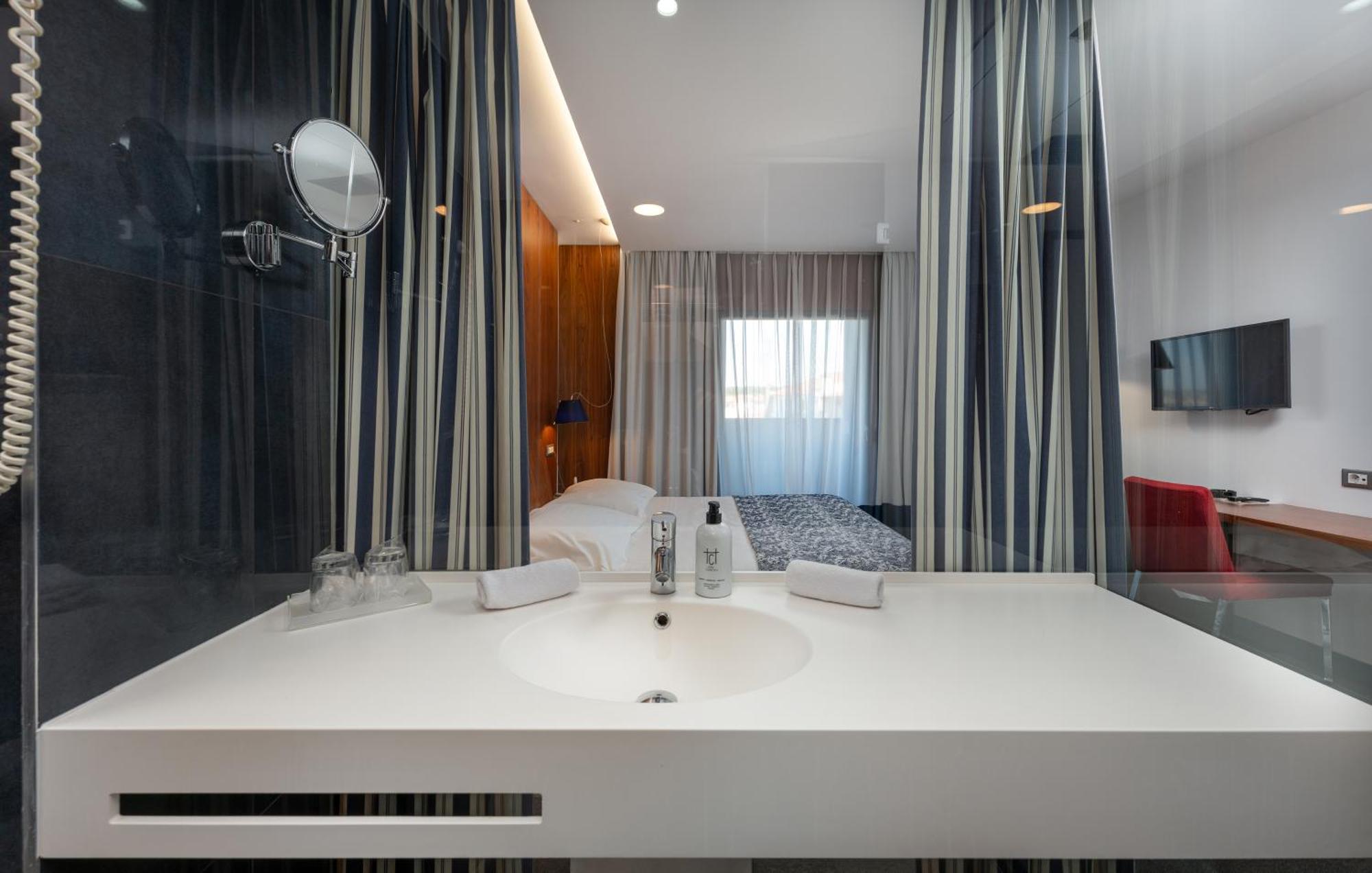 Doppelzimmer mit Balkon und seitlichem Meerblick