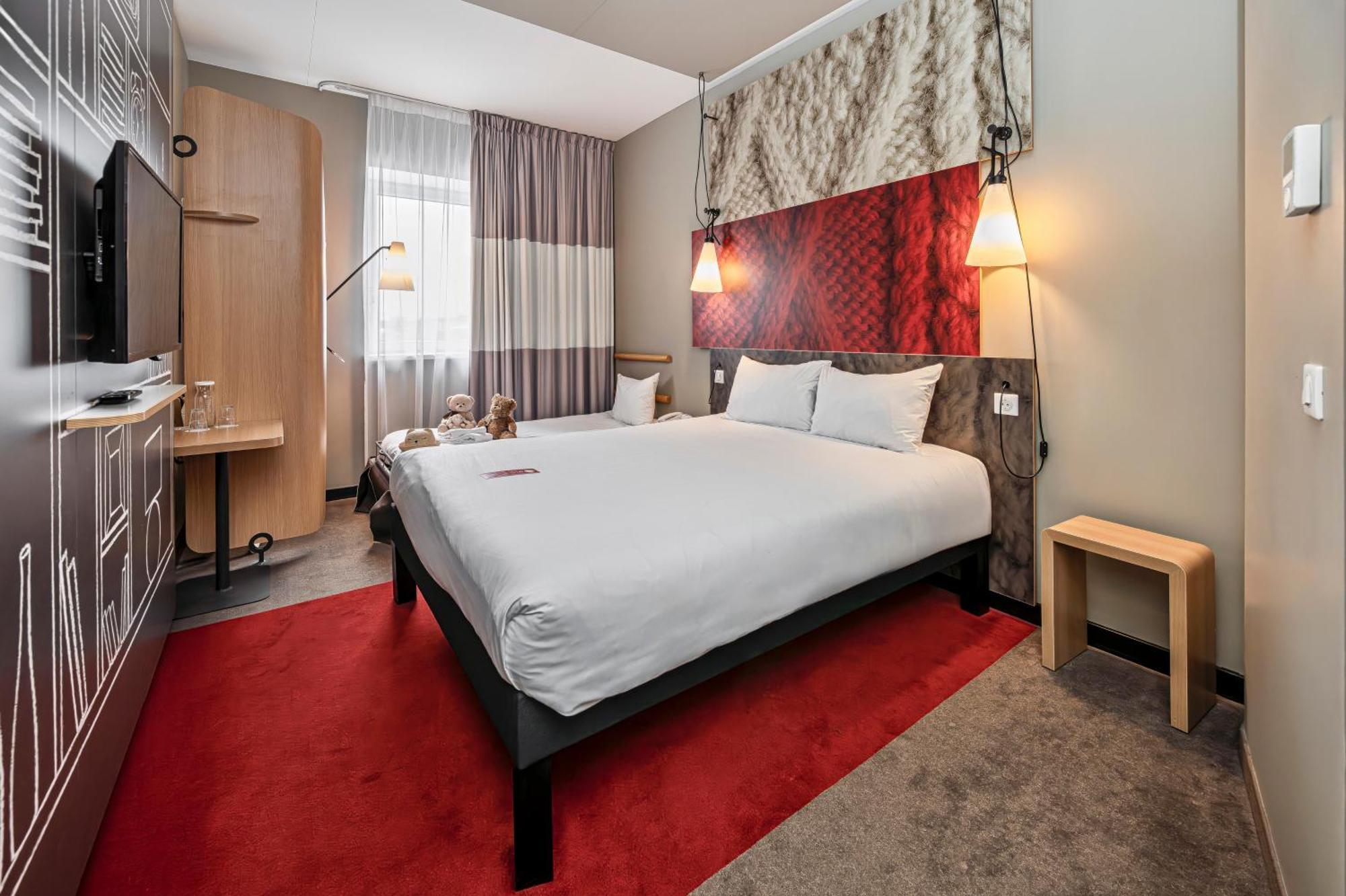 Zimmer mit 1 Queensize-Bett und Sofa