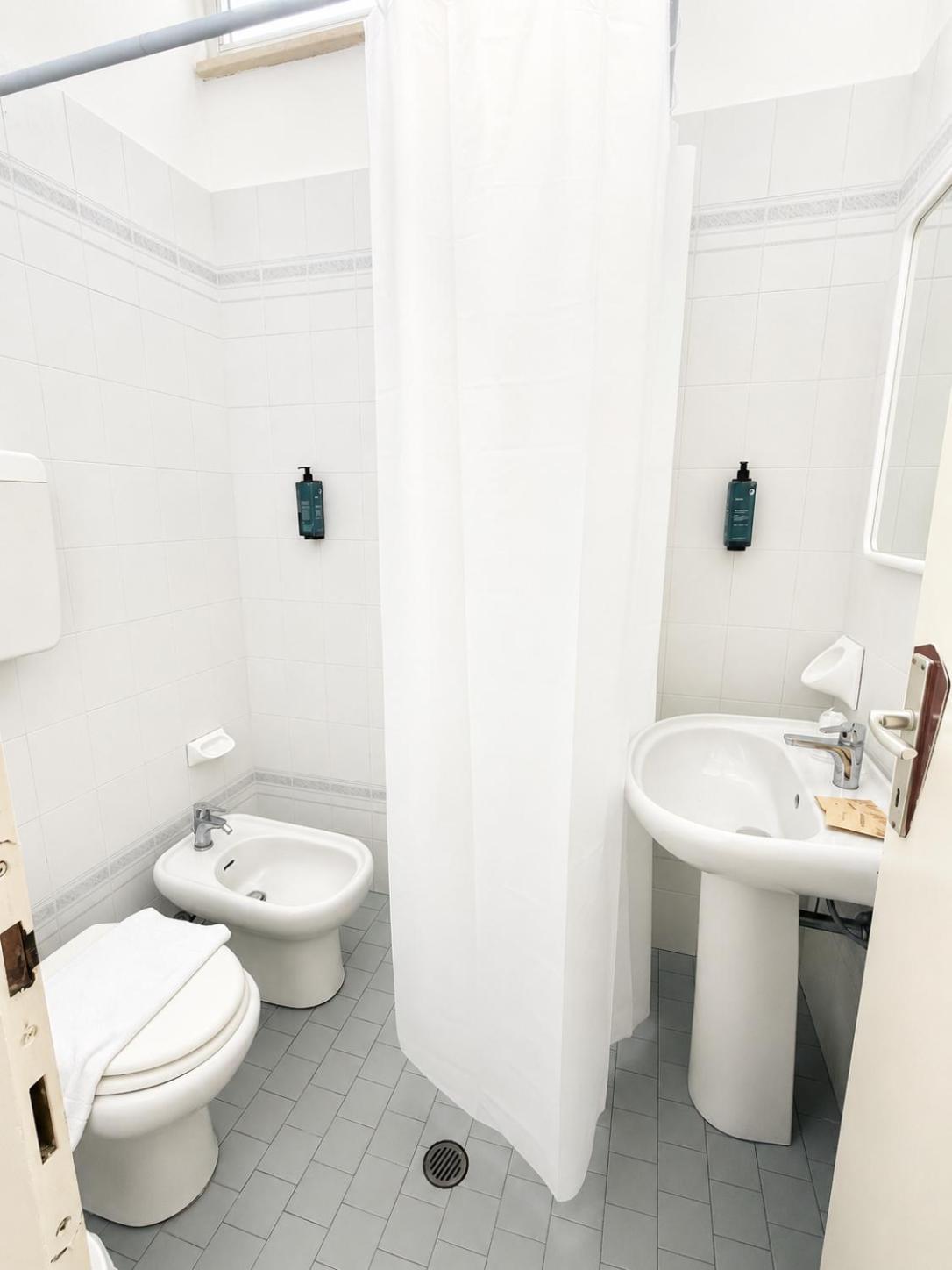 Dreibettzimmer mit seitlichem Meerblick