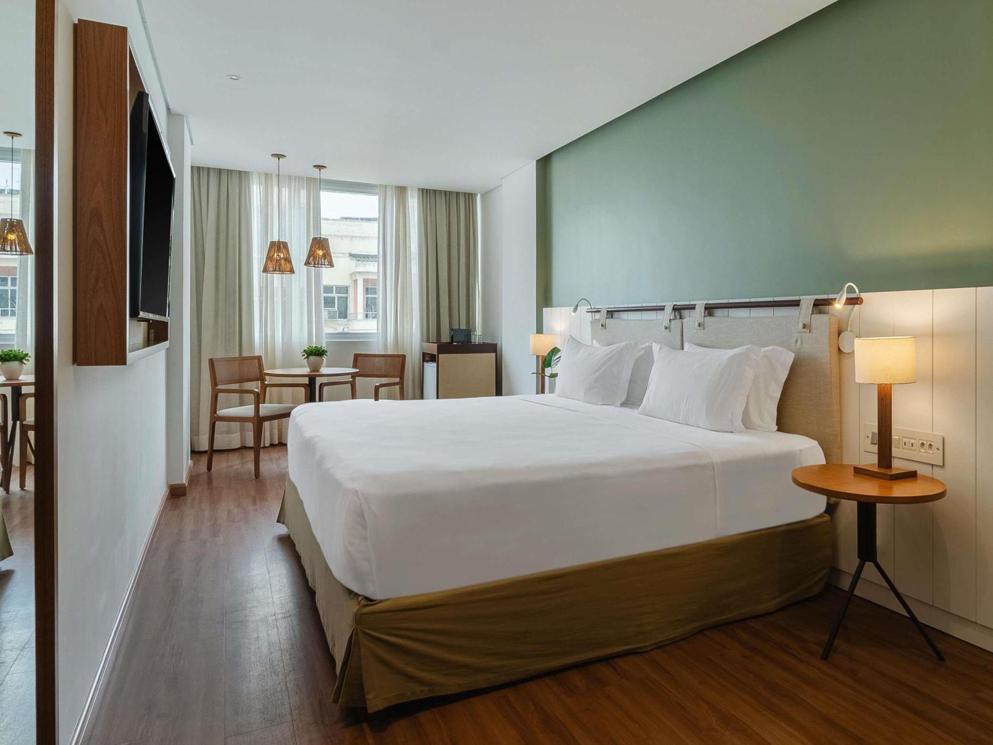 Premium Luxuszimmer mit Kingsize-Bett und eingeschränktem seitlichen Meerblick
