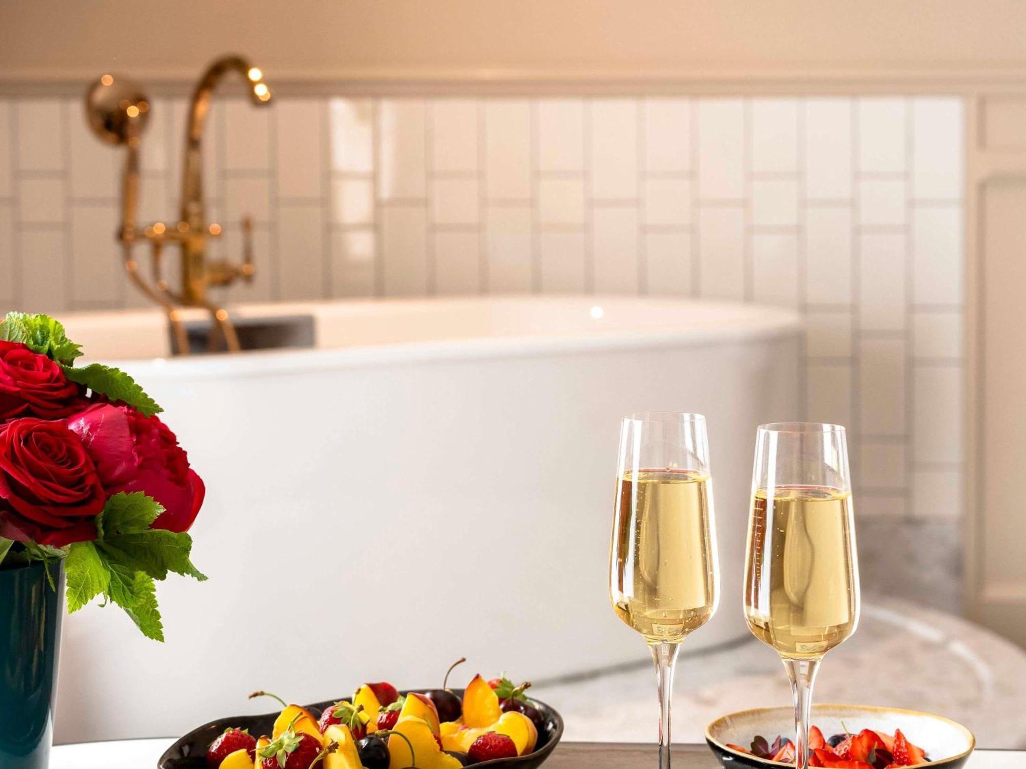 Hochzeitssuite mit rundem Bett/Badewanne/Loungebereich - Blick auf den Grand Boulevard