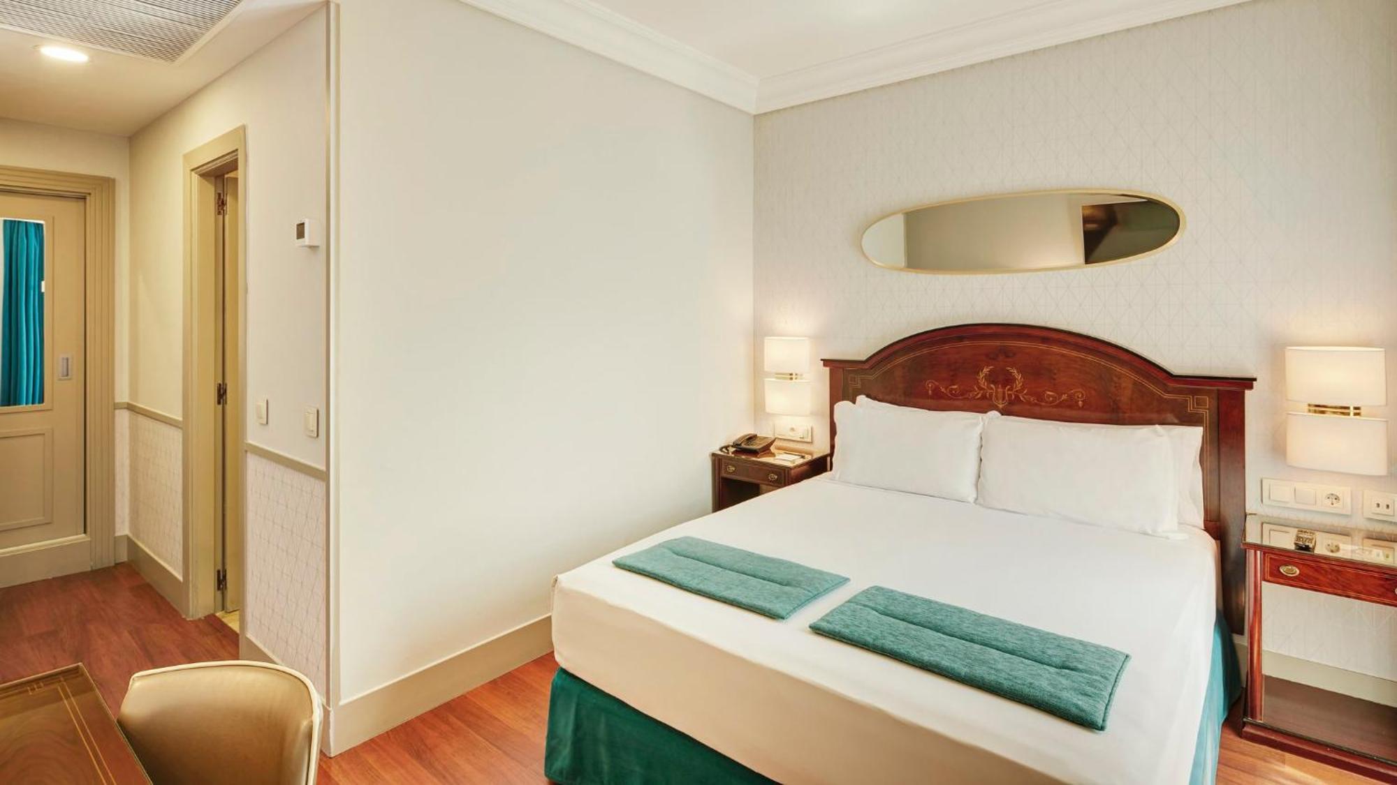 Standard Doppelzimmer mit Blick auf den Platz
