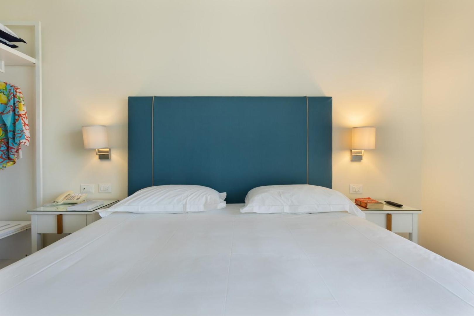 Doppel-/Zweibettzimmer mit Poolblick