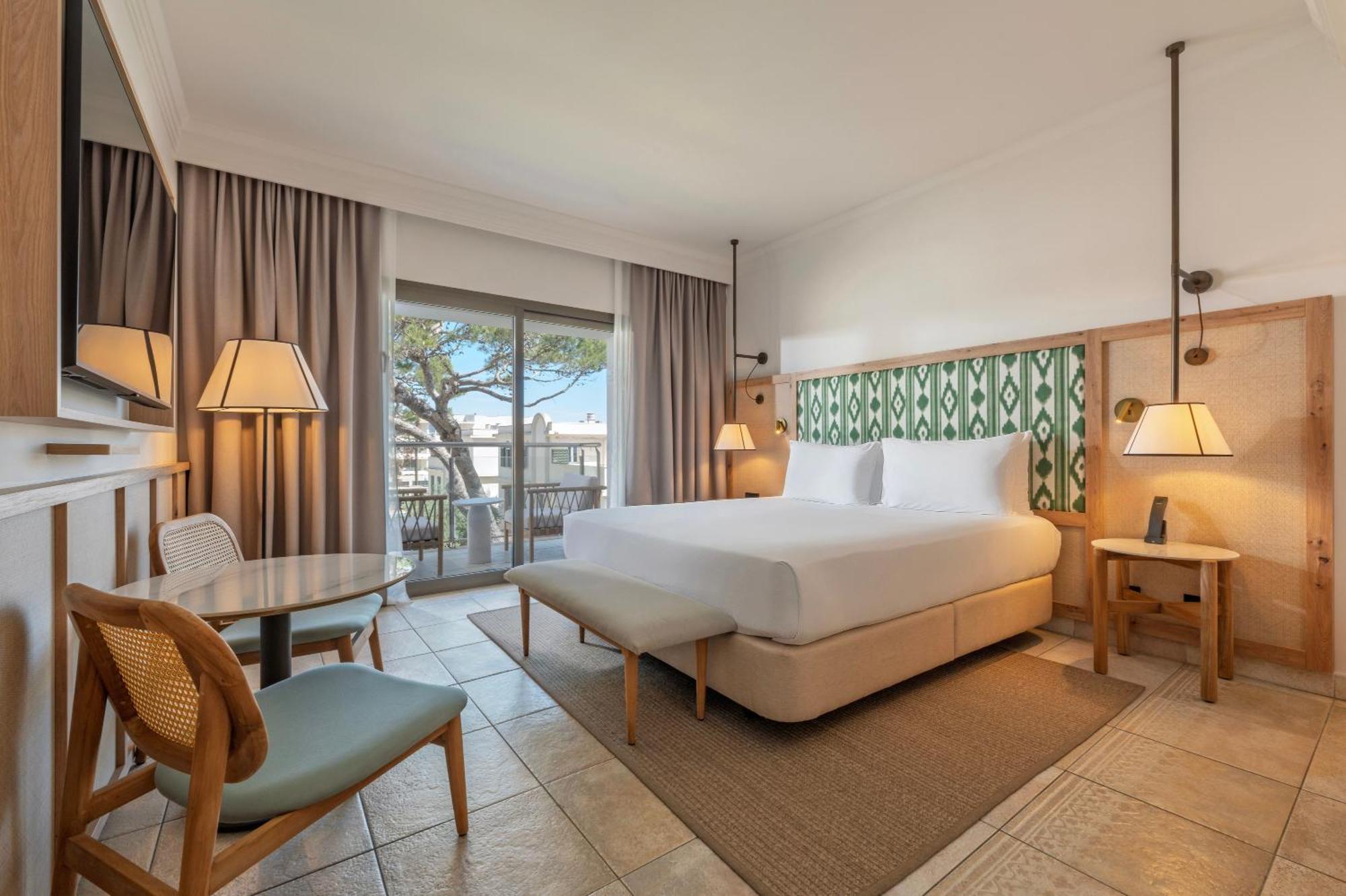 Doppelzimmer Deluxe mit 1 Kingsize-Bett und teilweisem Meerblick
