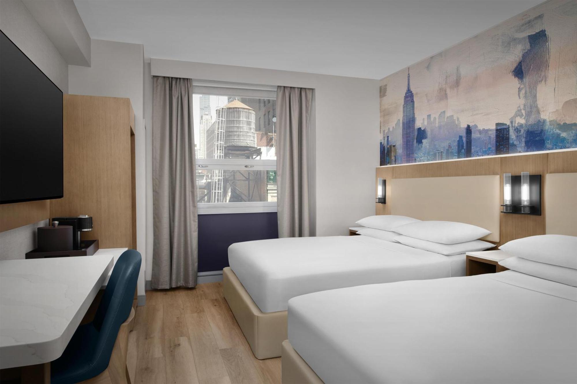 Zimmer mit 2 Queensize-Betten und Stadtblick