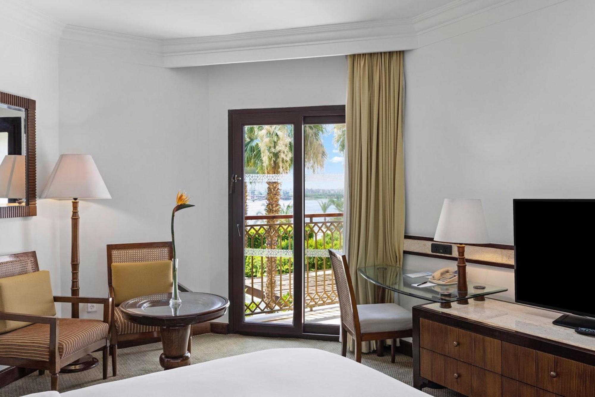 Gästezimmer mit einem Schlafzimmer und Kingsize-Bett sowie Flussblick