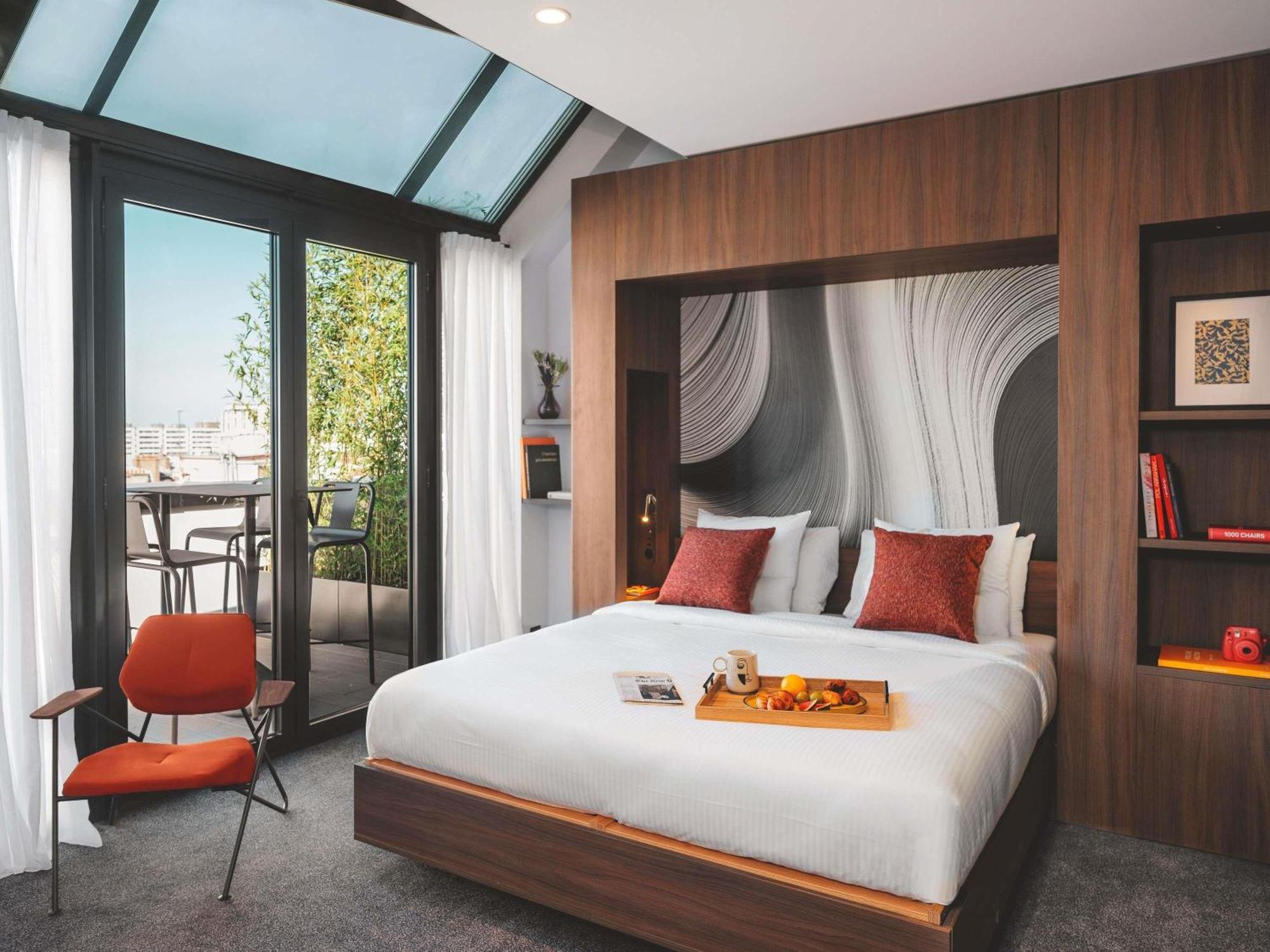 Superior Suite mit 1 Doppelbett und Blick auf den Eiffelturm