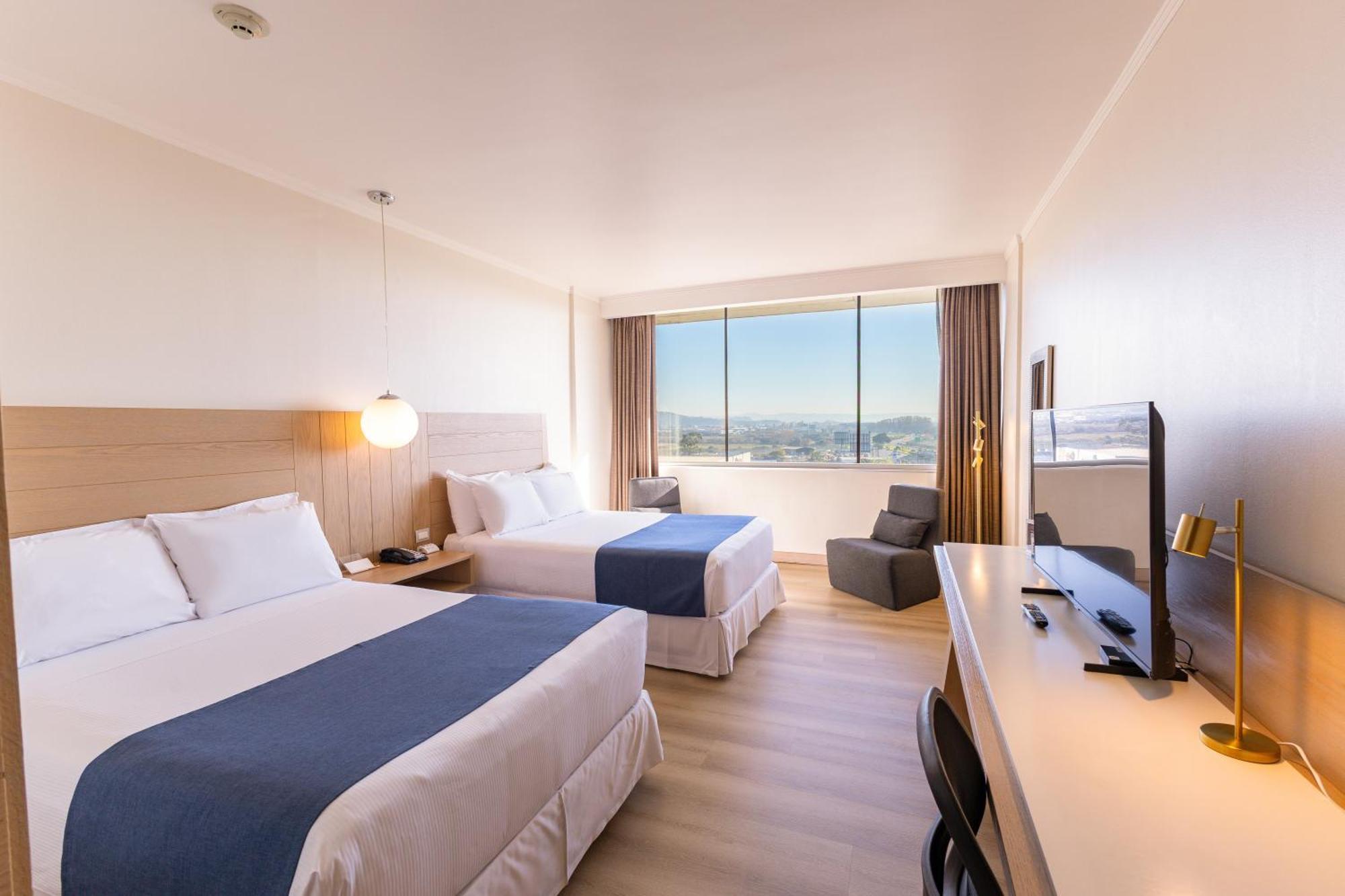 Standard Zimmer mit 2 Doppelbetten und Stadtblick – Nichtraucher