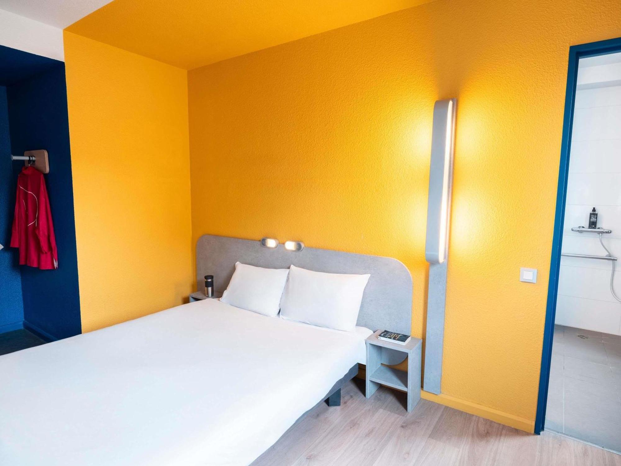 Zimmer für Gäste mit eingeschränkter Mobilität mit barrierefreiem Queensize-Bett