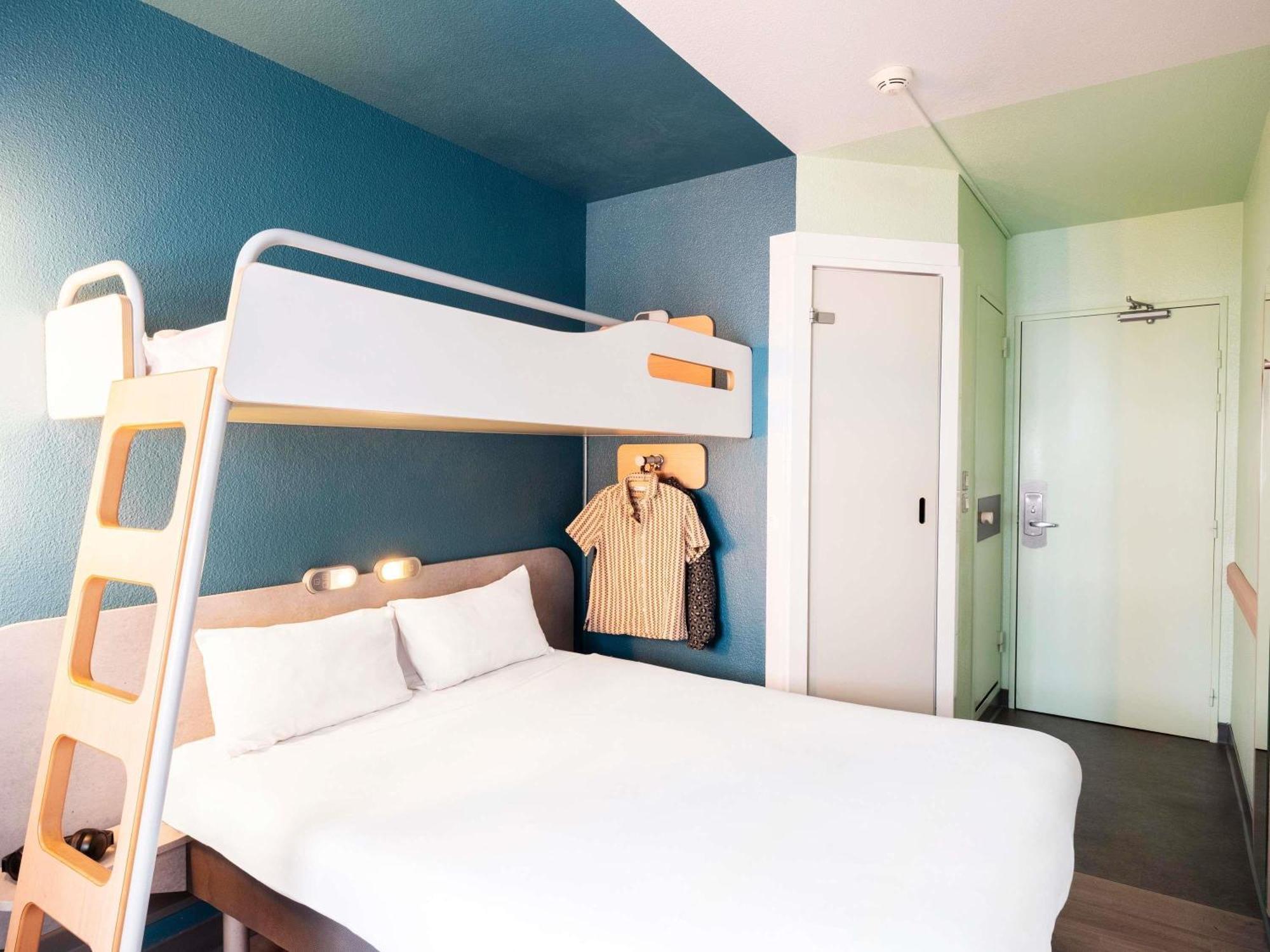 Dreibettzimmer mit 1 Doppelbett und 1 Etagenbett