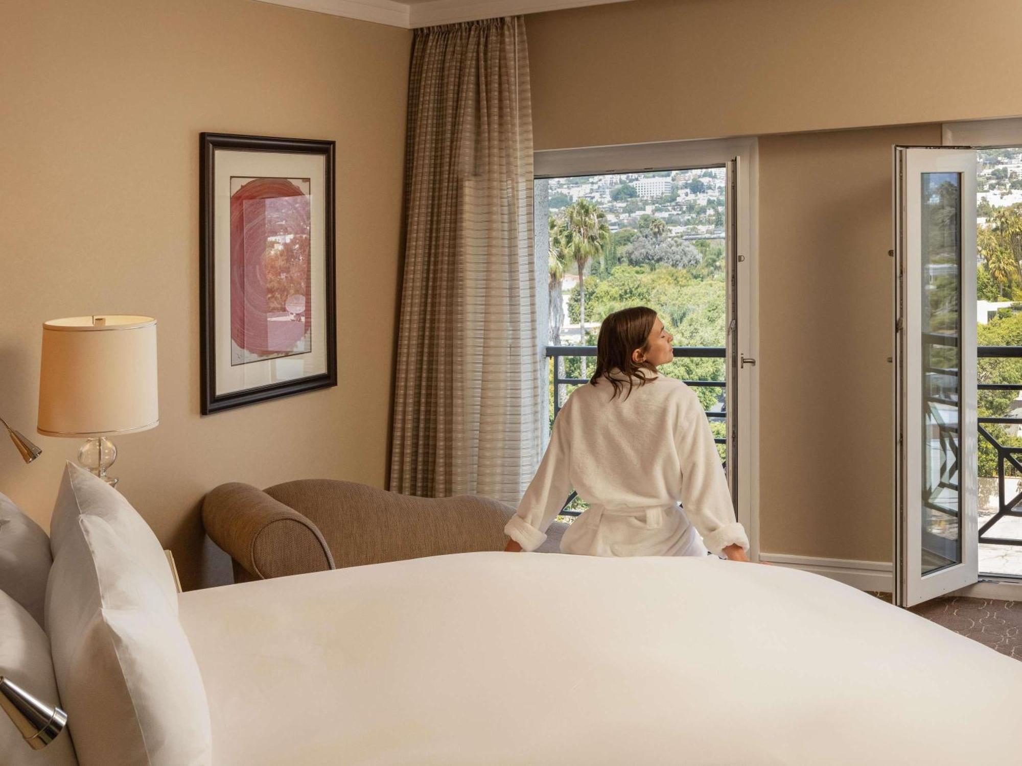 Suite Hollywood mit Kingsize-Bett und Blick auf die Hollywood Hills