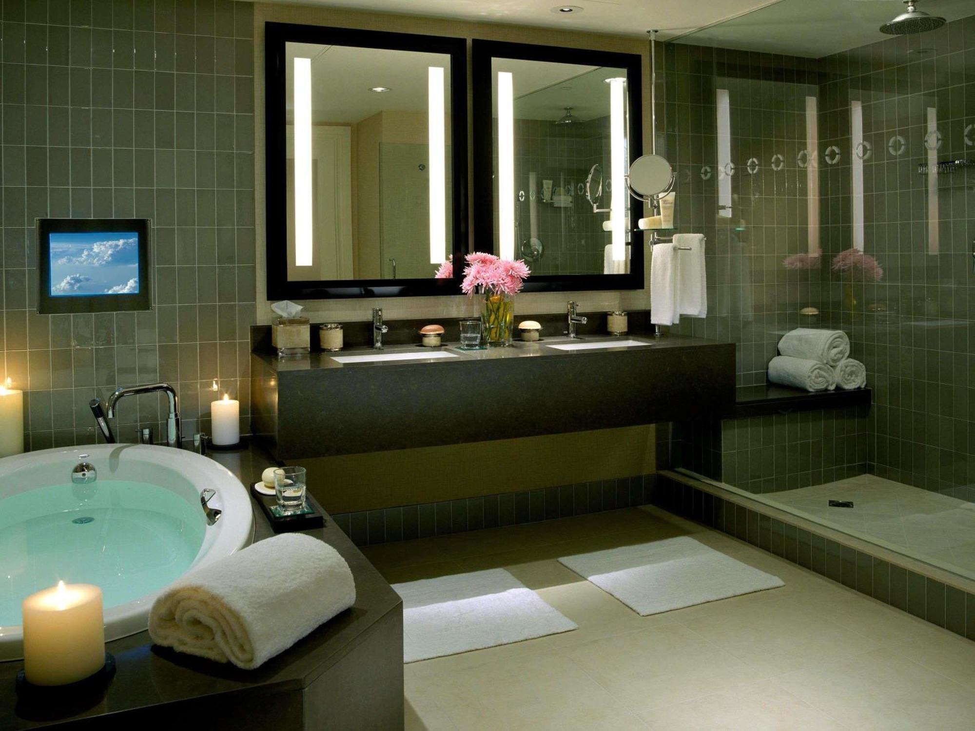 Präsidentensuite mit Kingsize-Bett und Hügelblick