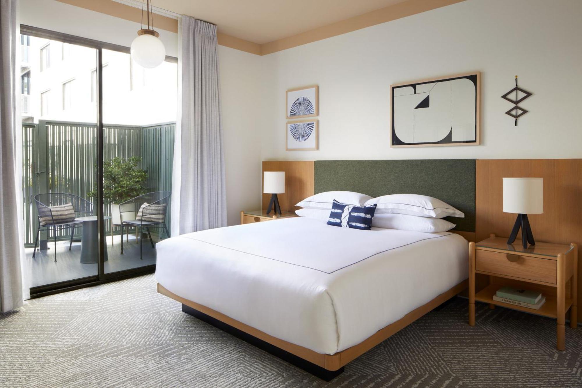 Zimmer mit Kingsize-Bett, barrierefreier Badewanne und halbprivater Veranda / Patio