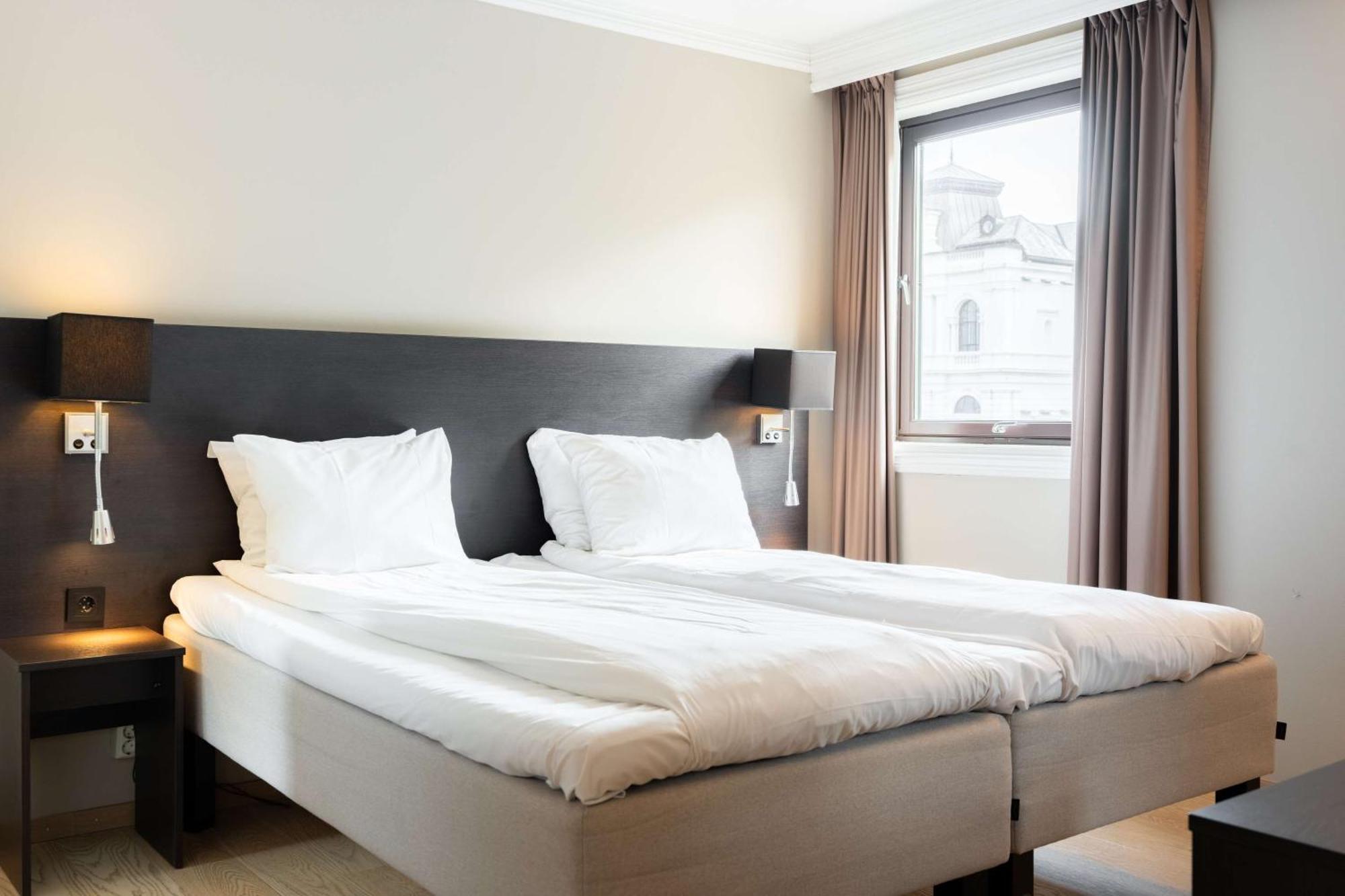 Zimmer mit Kingsize-Bett