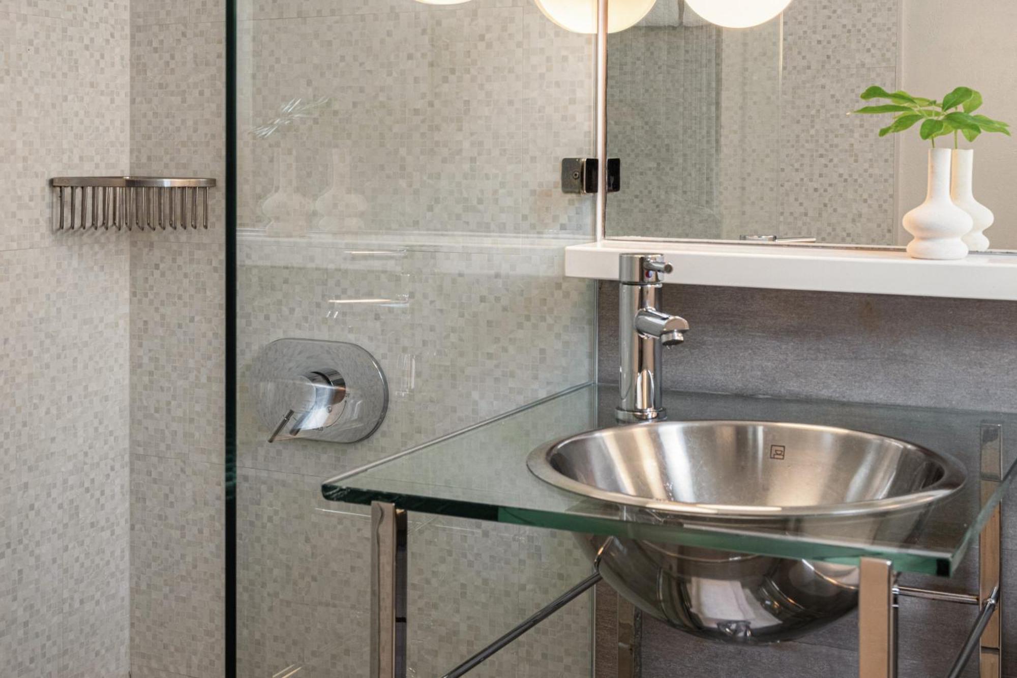 Premium Doppelzimmer mit 2 Doppelbetten und Blick auf die Stadt