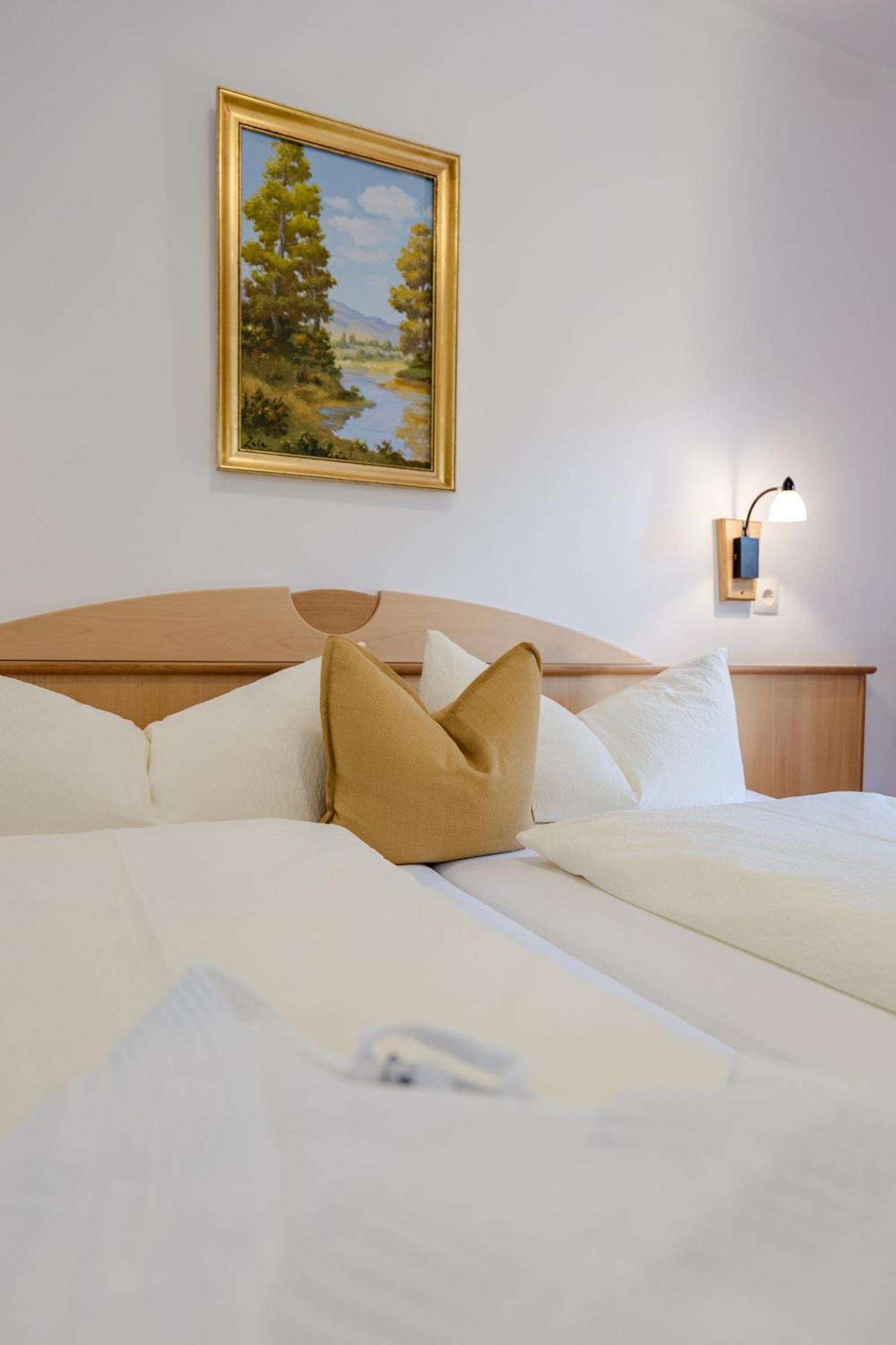 Doppelzimmer mit Gemeinschaftsbad und Balkon