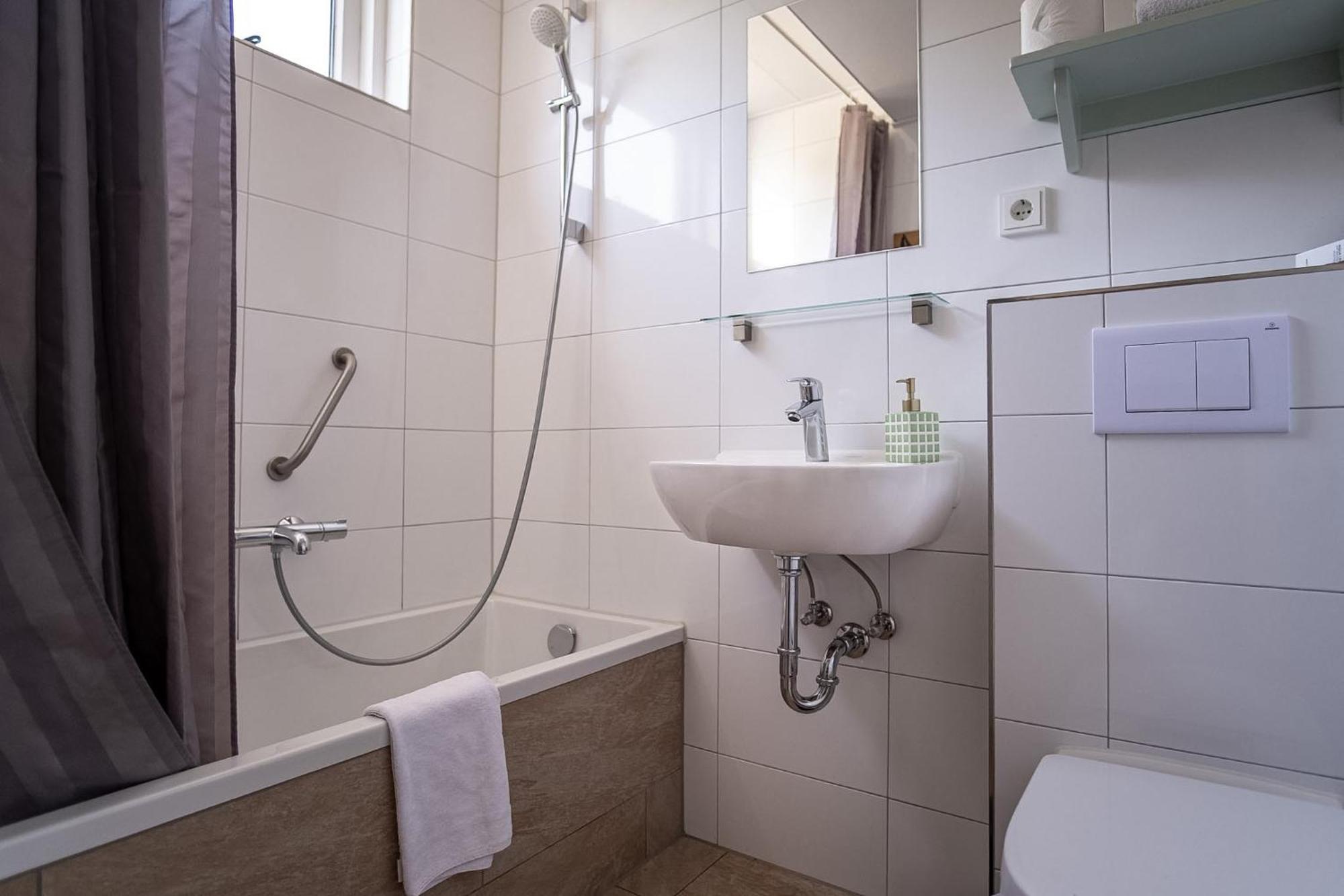 Comfort Room with Bath - Pets allowed