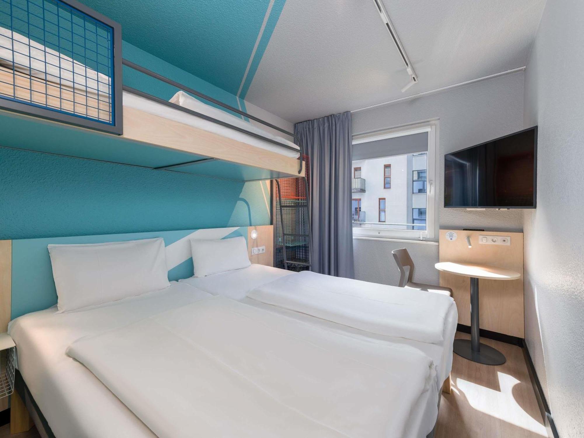 Dreibettzimmer mit Etagenbett und Einzelbett