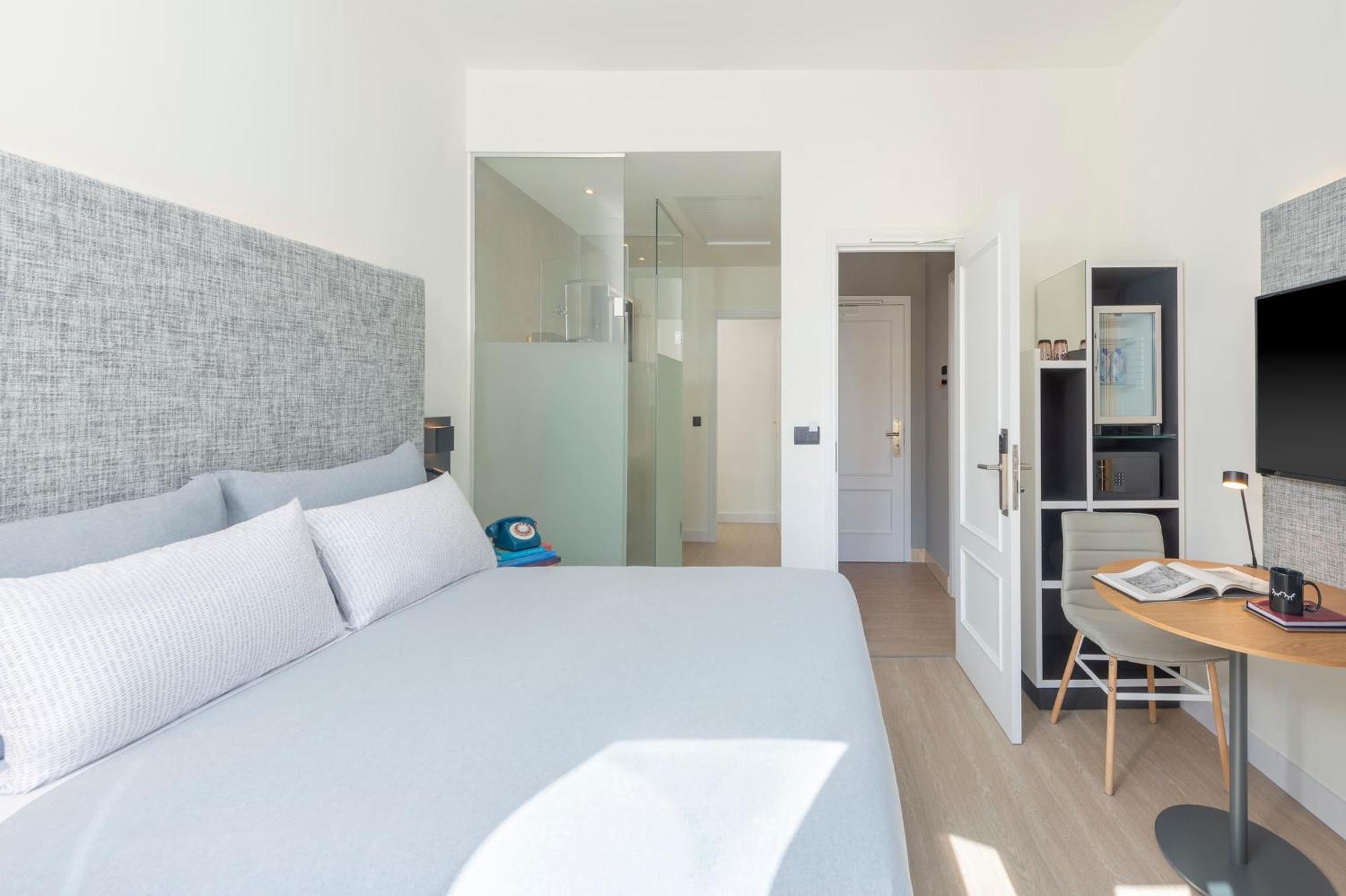 Zimmer mit Verbindungstür