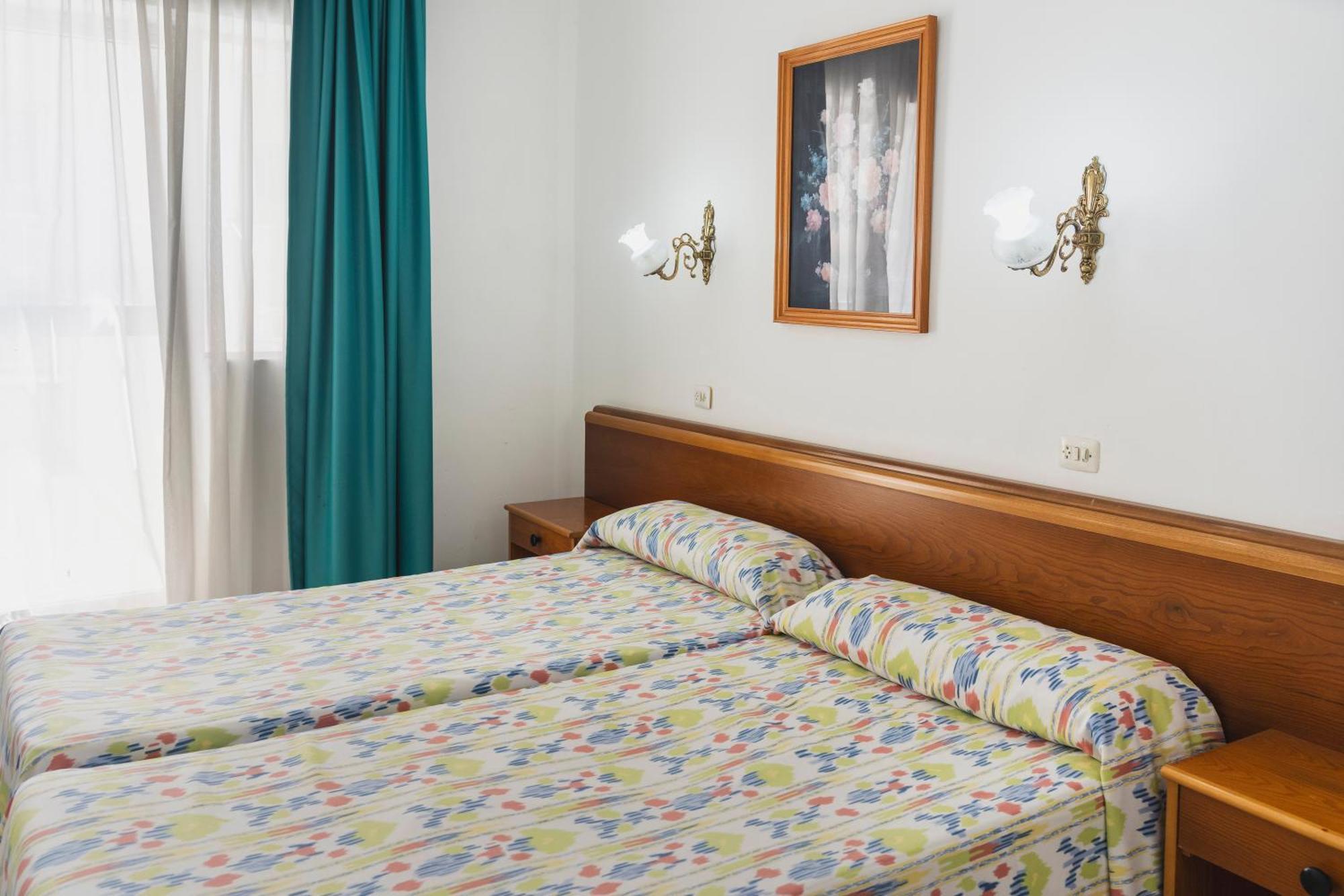 Zweibettzimmer mit Balkon