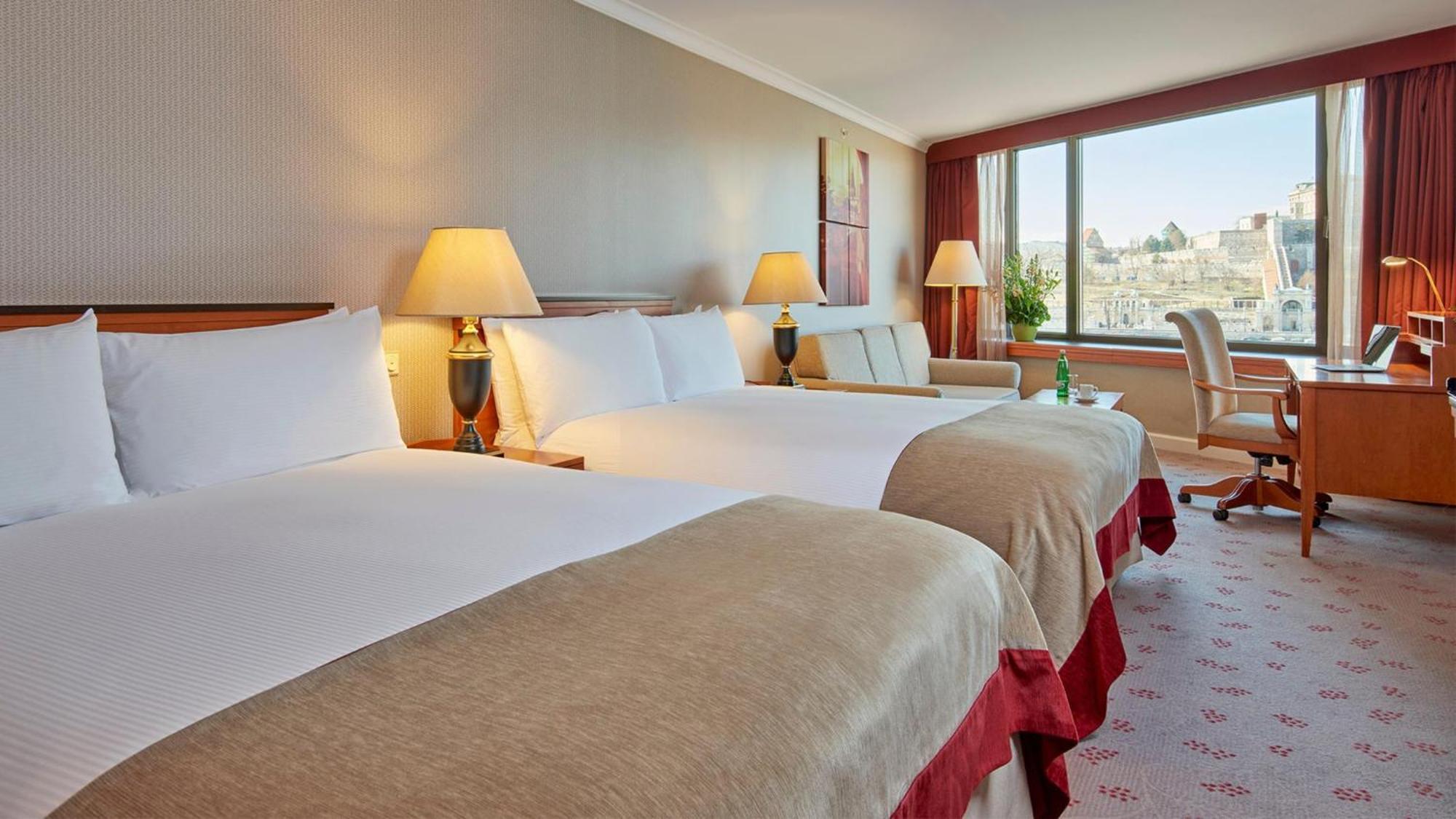 Premium Familienzimmer mit 2 Queensize-Betten und Flussblick