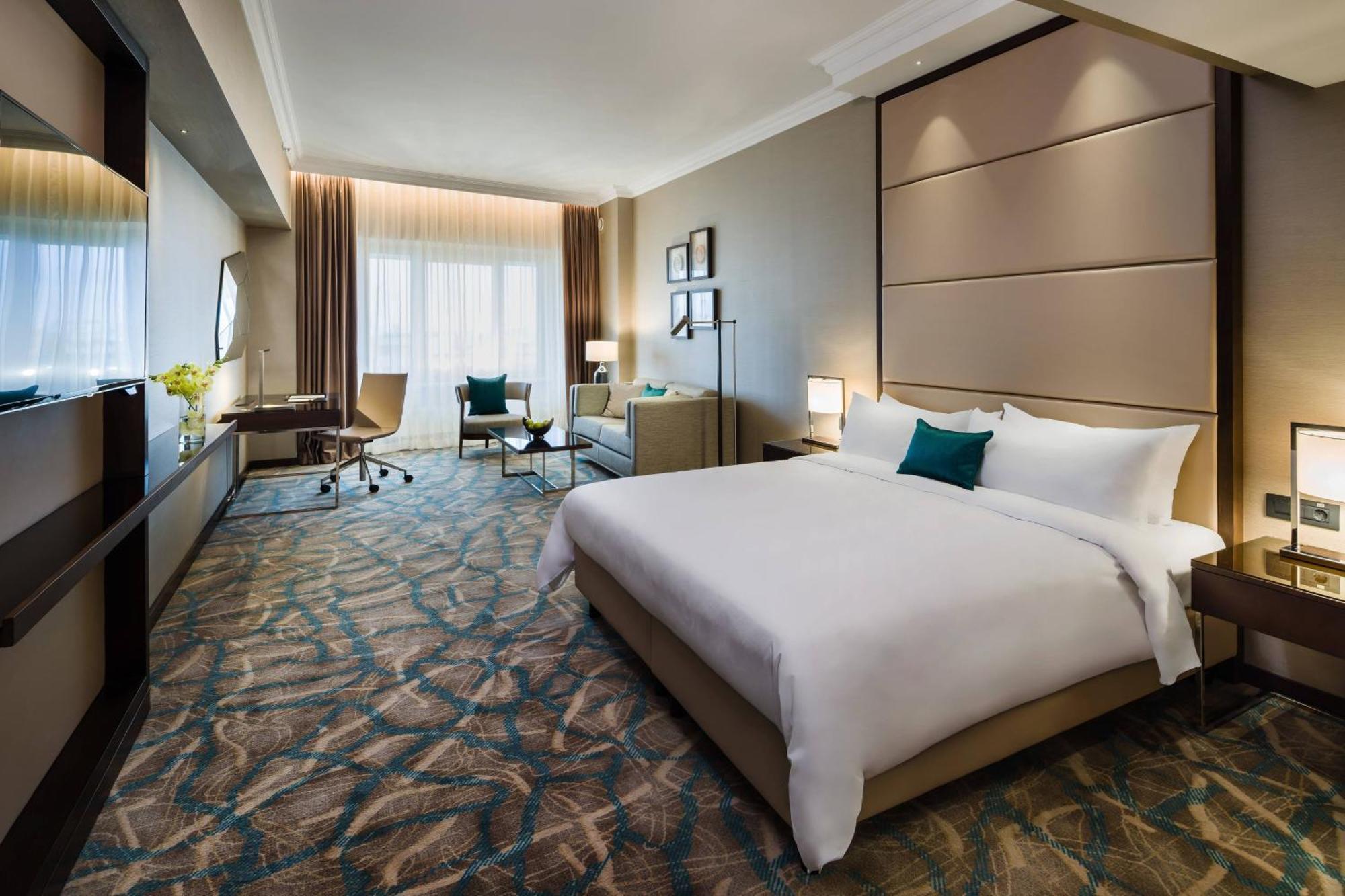 Grand Executive One King Bed with Access and Breakfast in Executive Lounge