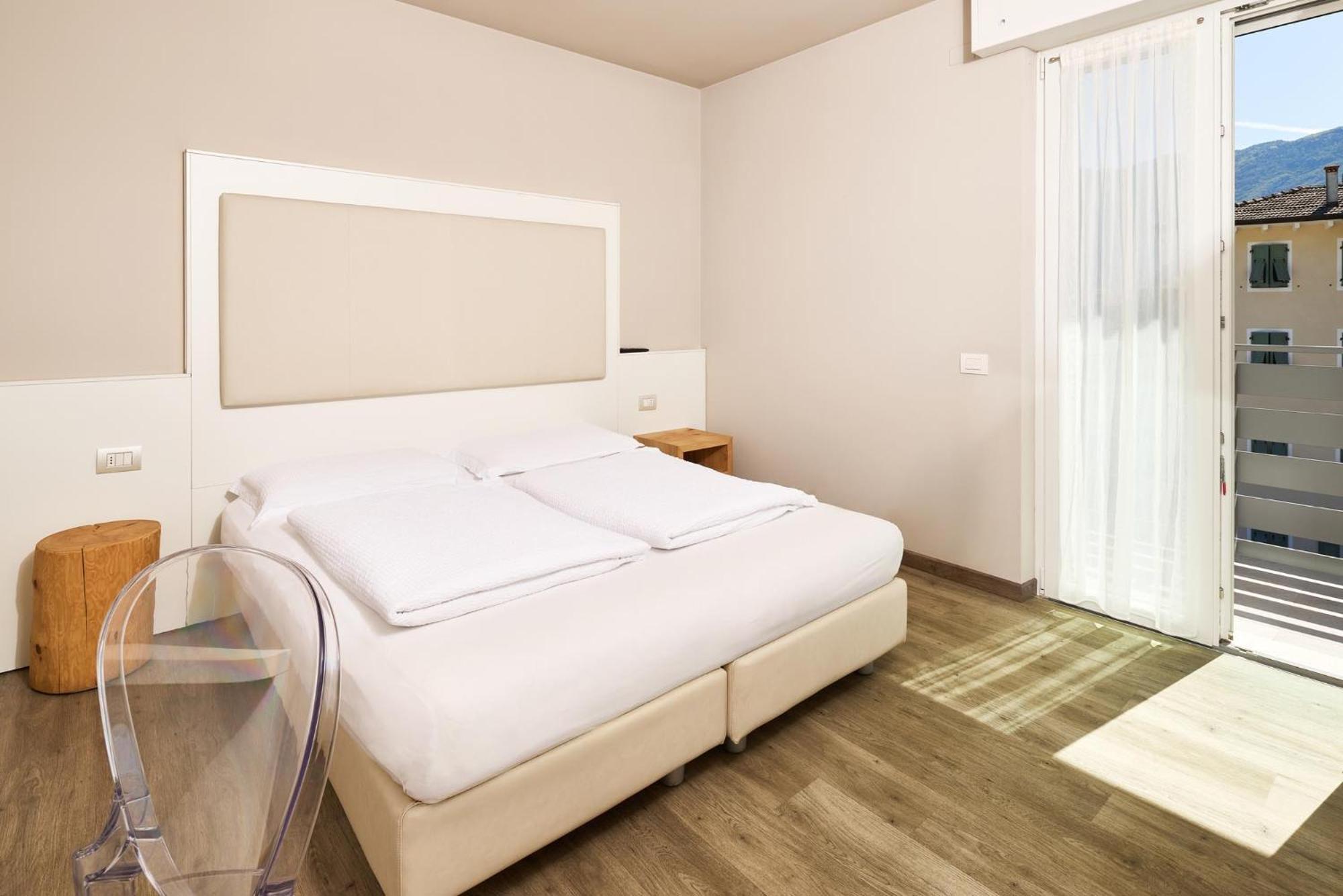 Doppel-/Zweibettzimmer mit Balkon