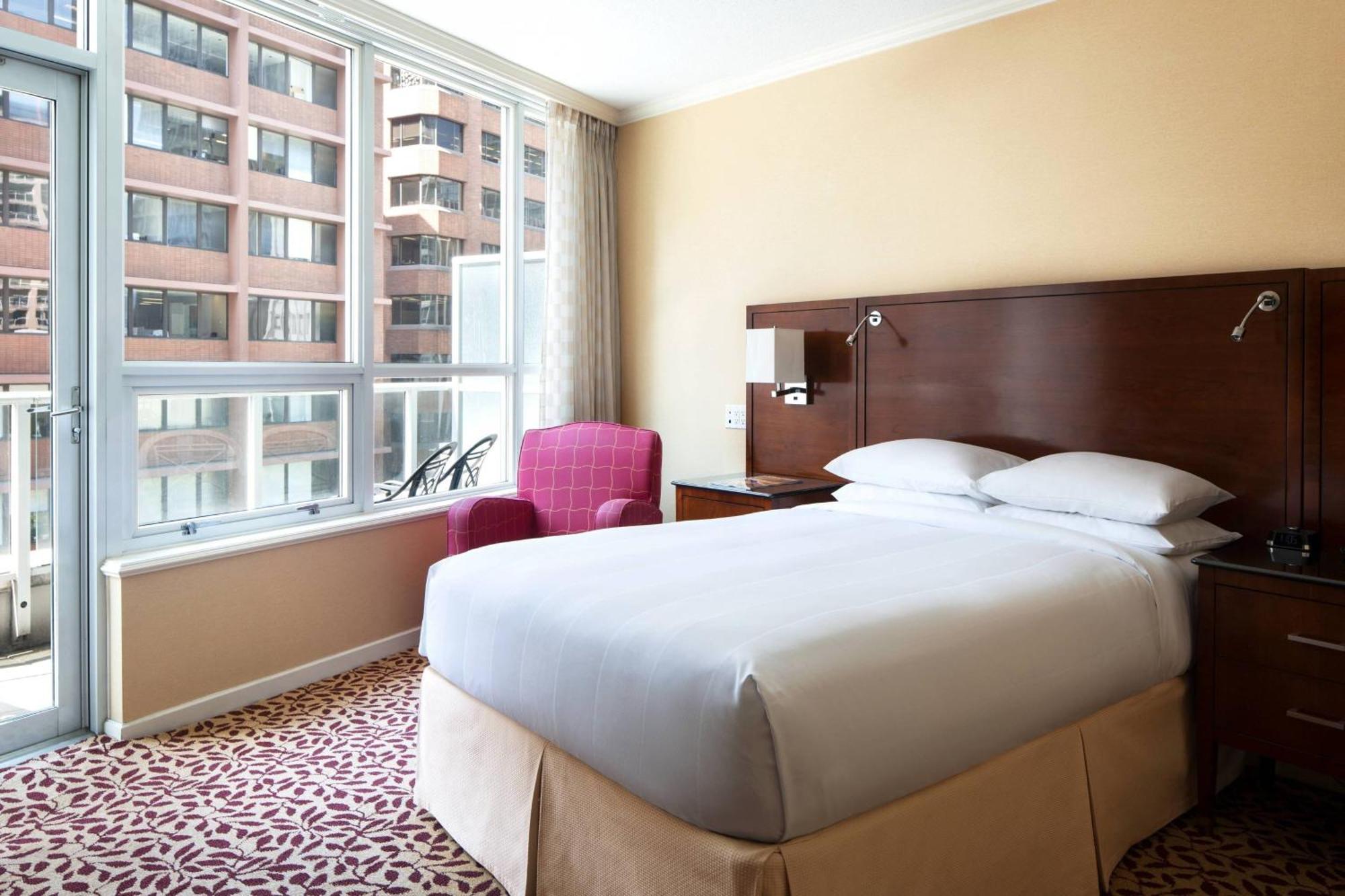 Zimmer mit 1 Doppelbett und Stadtblick