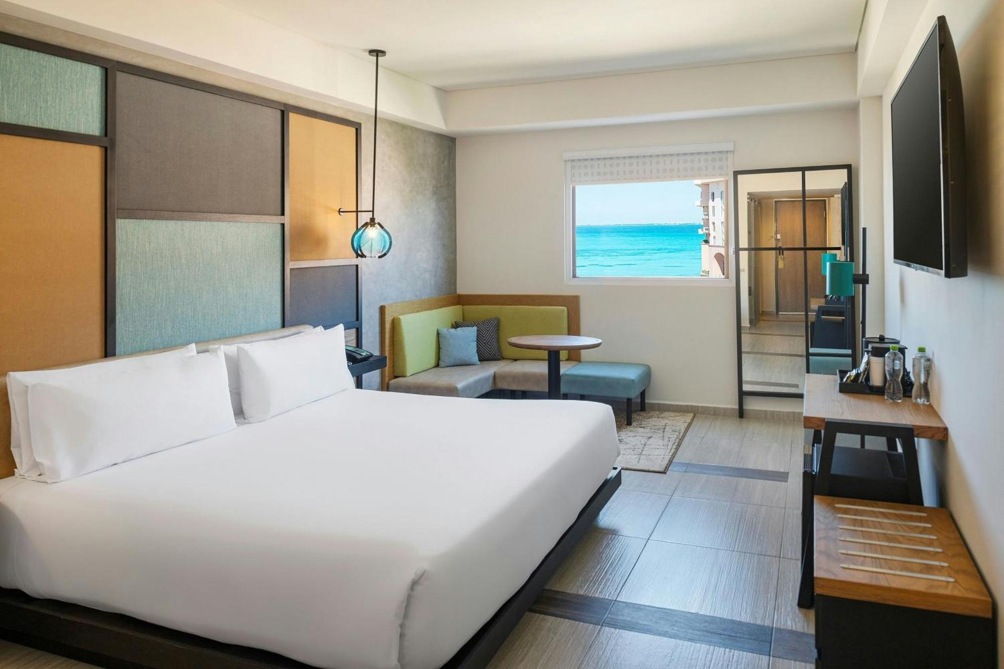 Aloft Ocean View, Guest room, 1 King + Complimentary open bar