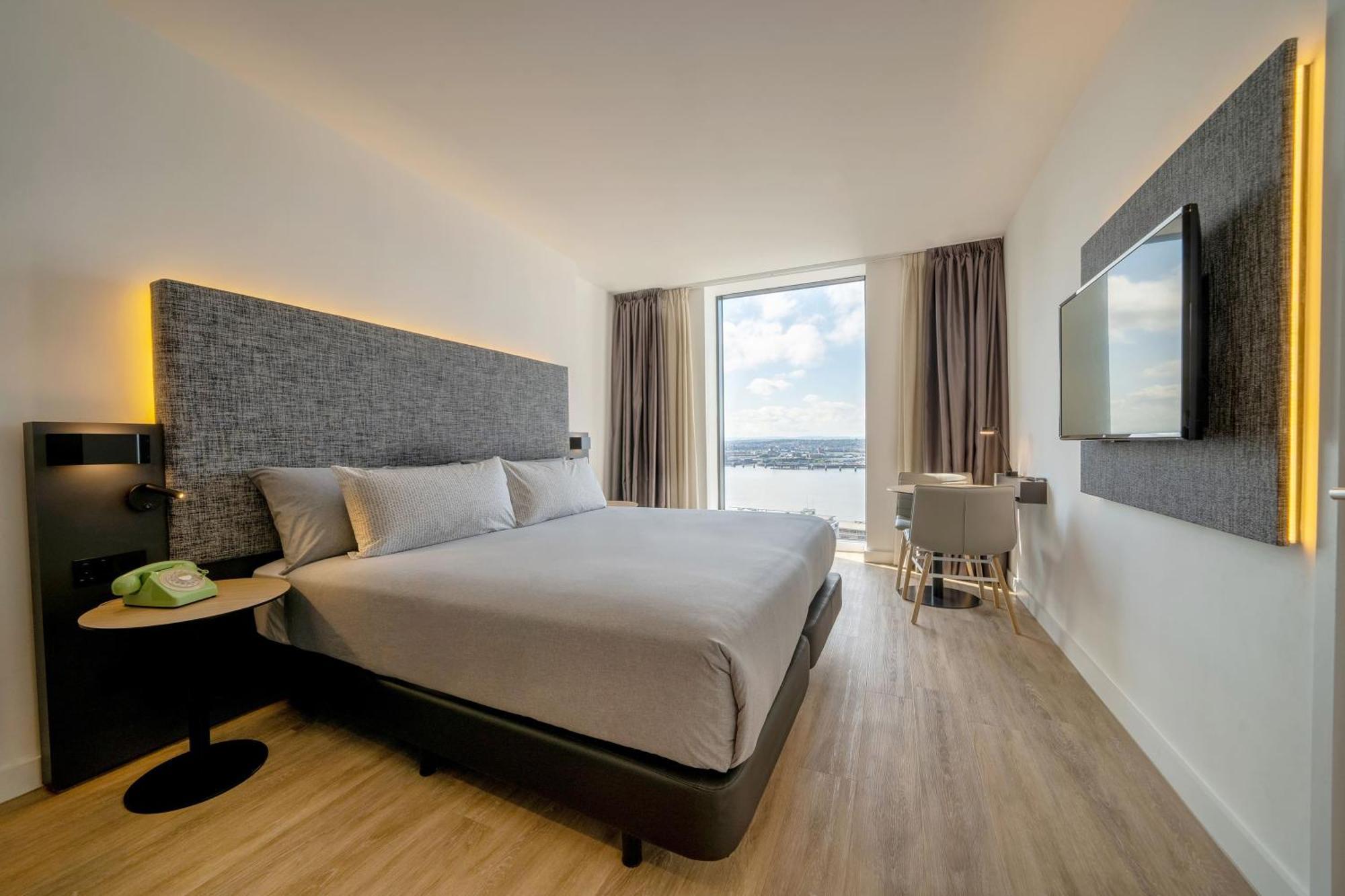 Zimmer mit Verbindungstür und Flussblick