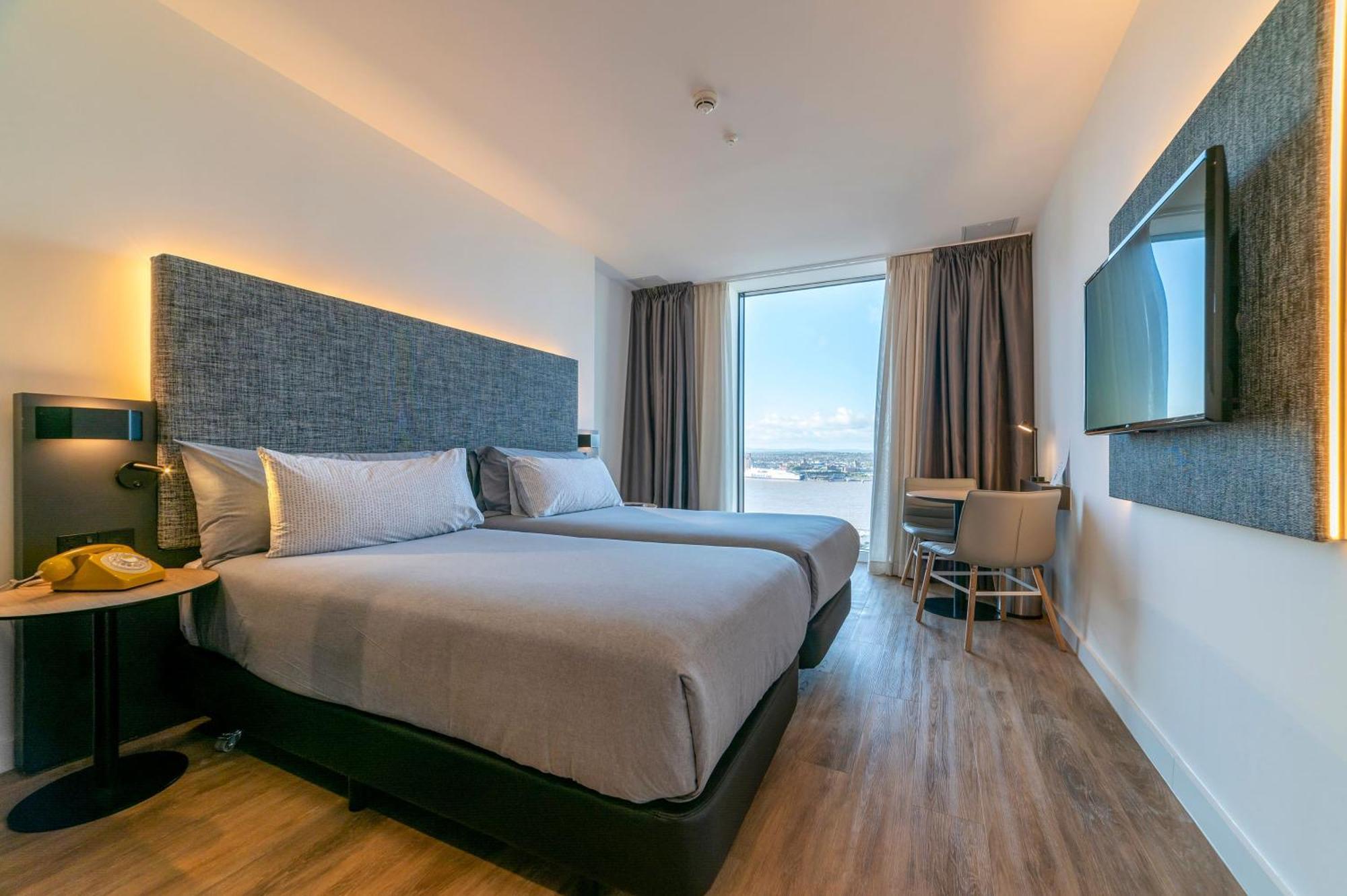 3 Innside Zimmer mit Verbindungstür und Flussblick