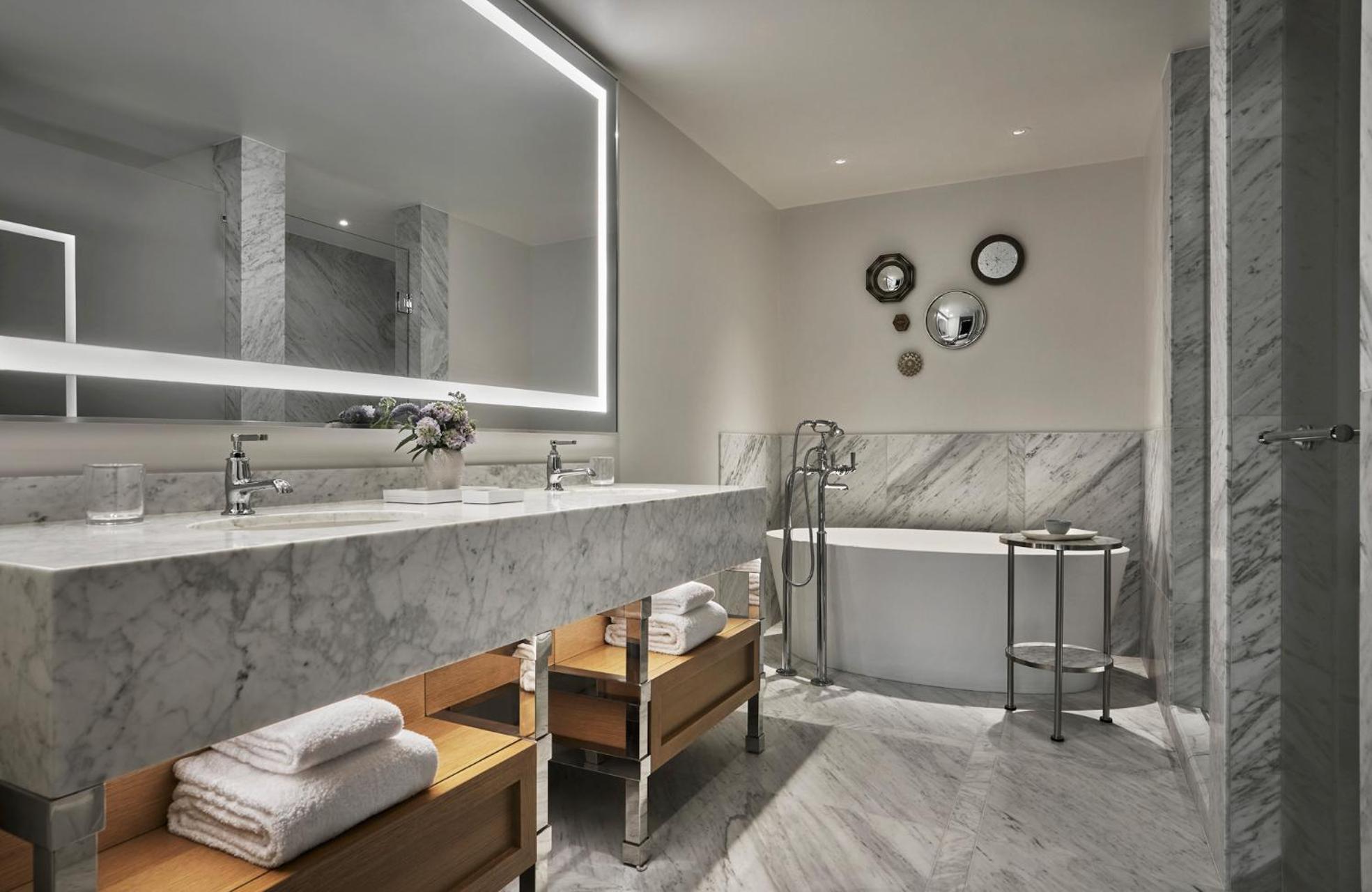 Accessible Mobility Deluxe Four Seasons Executive Suite River View King