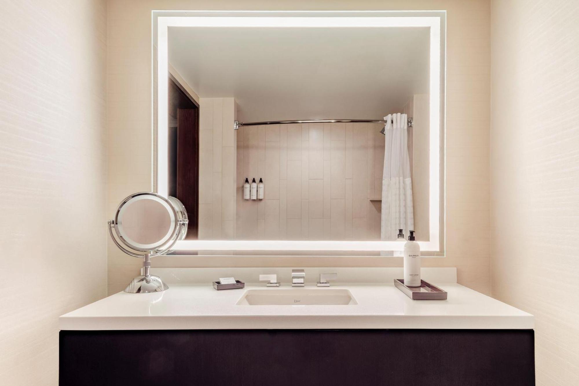 Zimmer mit Kingsize-Bett und barrierefreier Dusche – barrierefrei