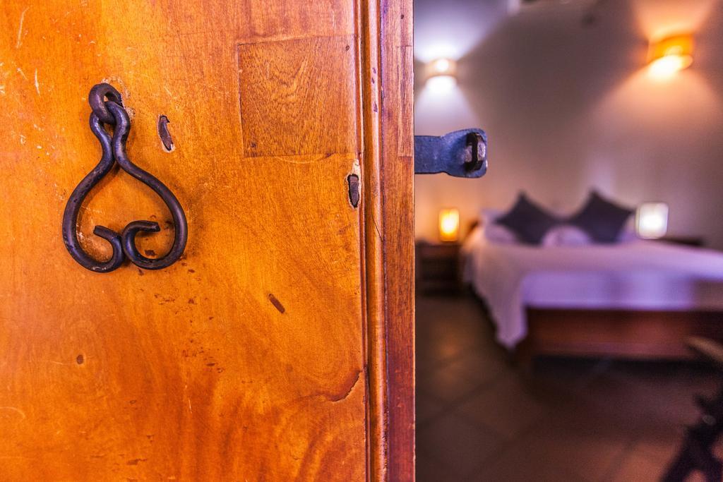 Zimmer mit Queensize-Bett und Gartenblick